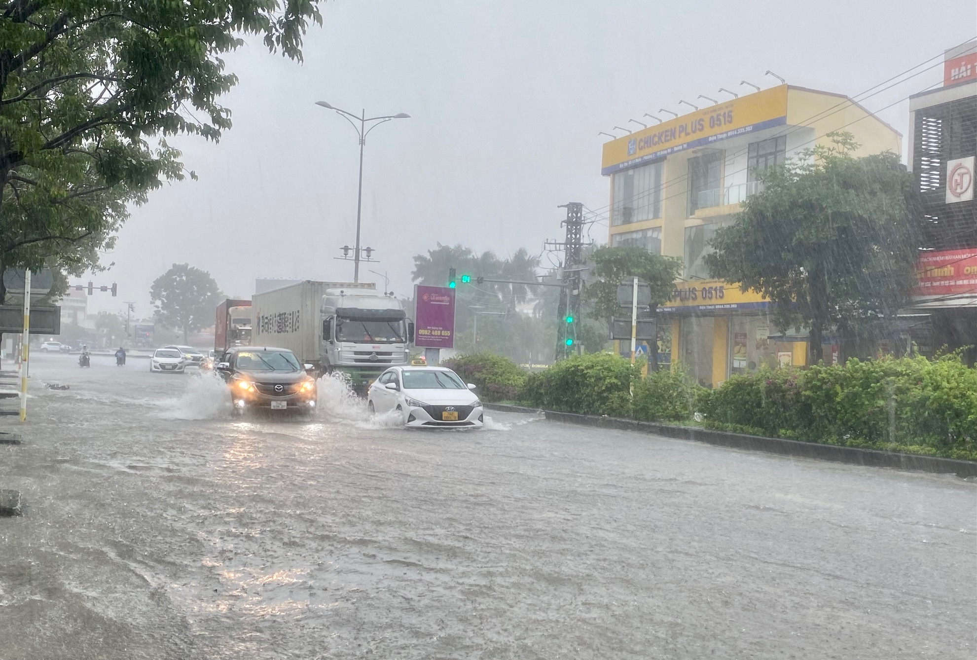 Triệu Phong, Đông Hà: Mưa lớn gây ngập nhiều nơi, người dân di dời tài sản lên cao