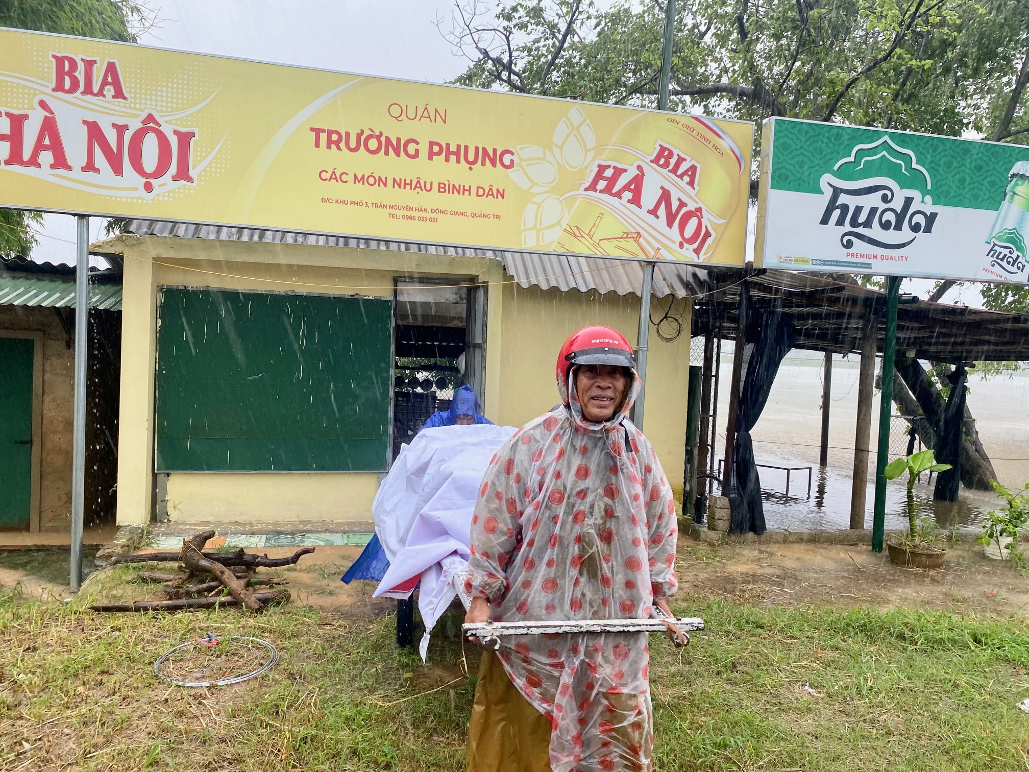 Triệu Phong, Đông Hà: Mưa lớn gây ngập nhiều nơi, người dân di dời tài sản lên cao