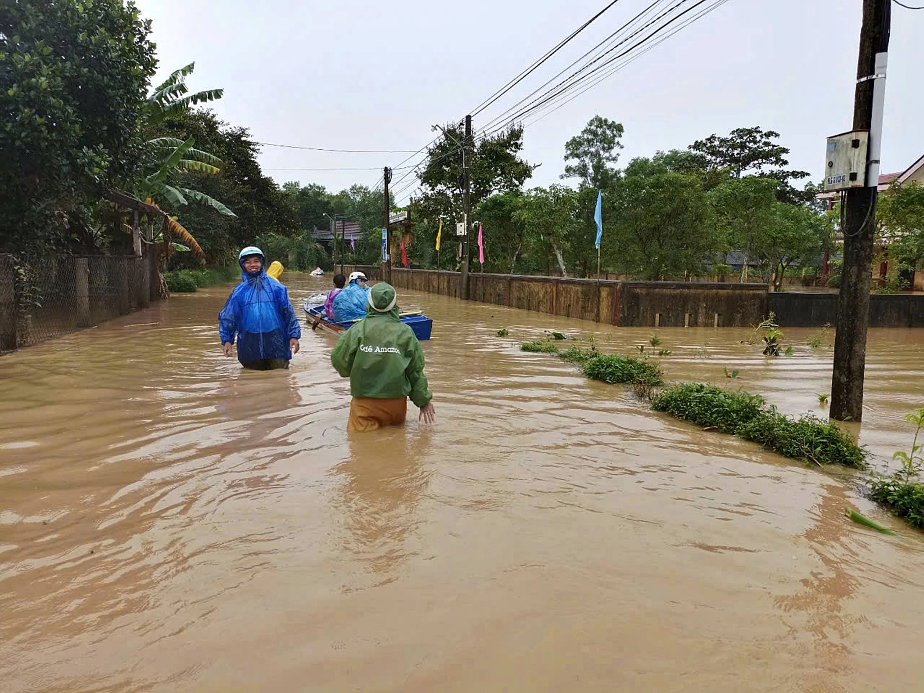 Một số tuyến đường trên địa bàn huyện Hải Lăng bị ngập từ 0,2 – 0,7 m