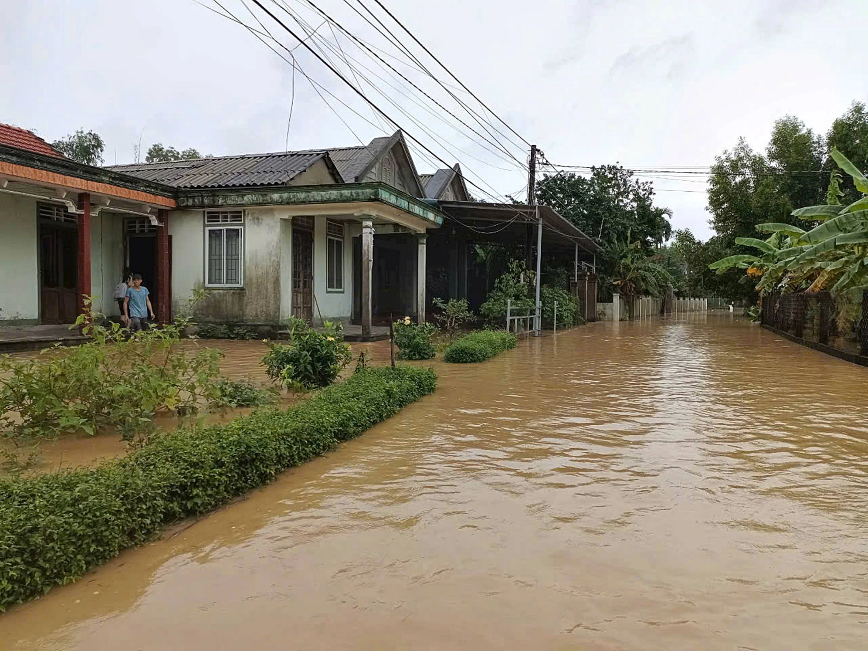 Một số tuyến đường trên địa bàn huyện Hải Lăng bị ngập từ 0,2 – 0,7 m