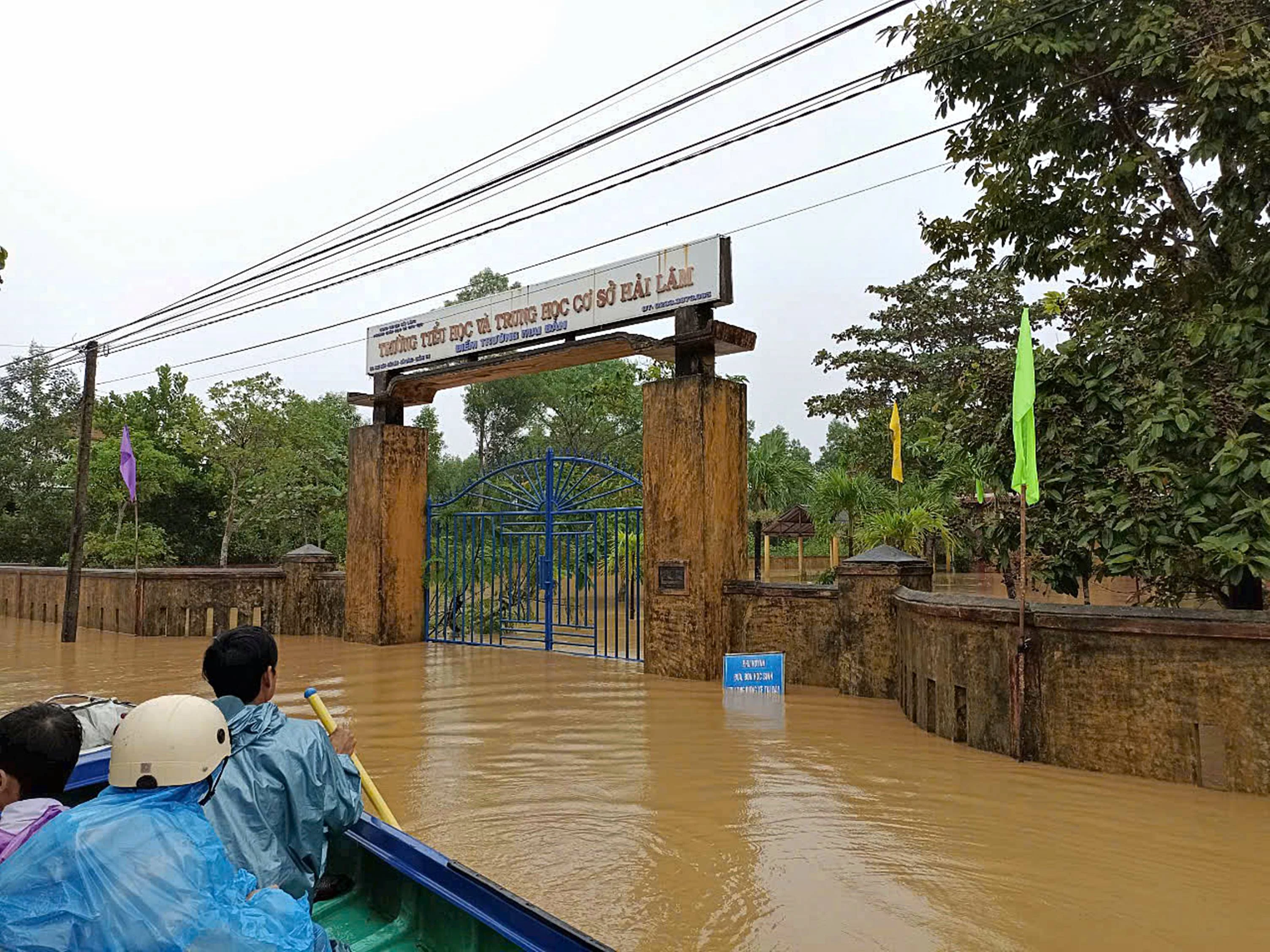 Một số tuyến đường trên địa bàn huyện Hải Lăng bị ngập từ 0,2 – 0,7 m