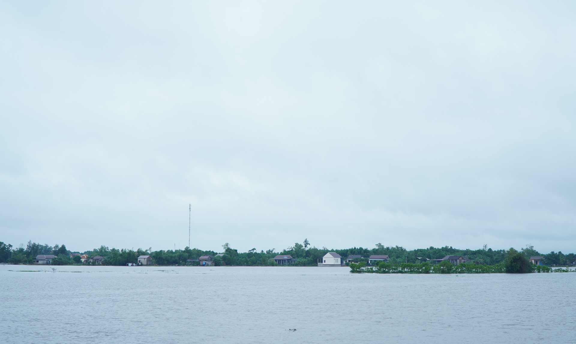Cuộc sống người dân ảnh hưởng vì ngập úng do thi công đường tránh phía Đông TP. Đông Hà
