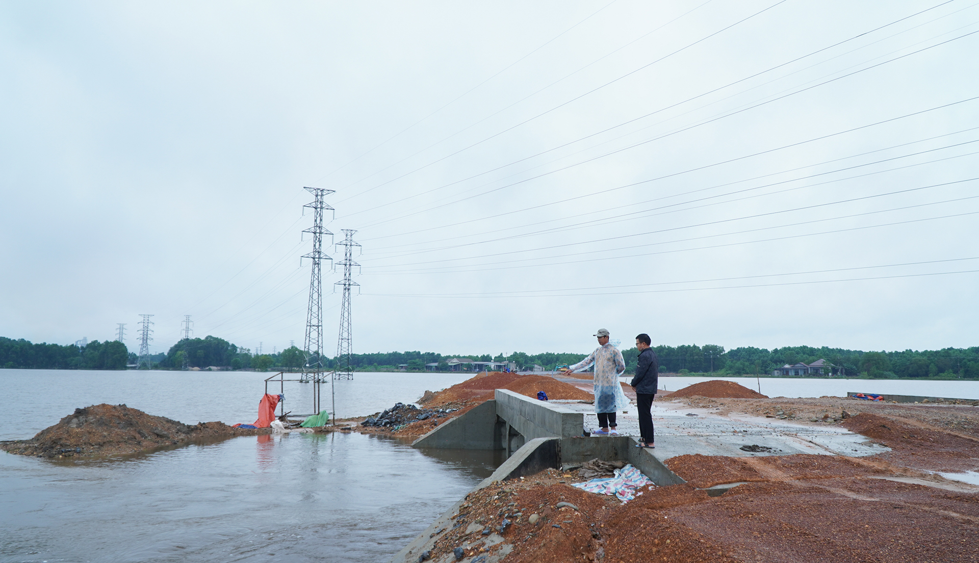 Cuộc sống người dân ảnh hưởng vì ngập úng do thi công đường tránh phía Đông TP. Đông Hà