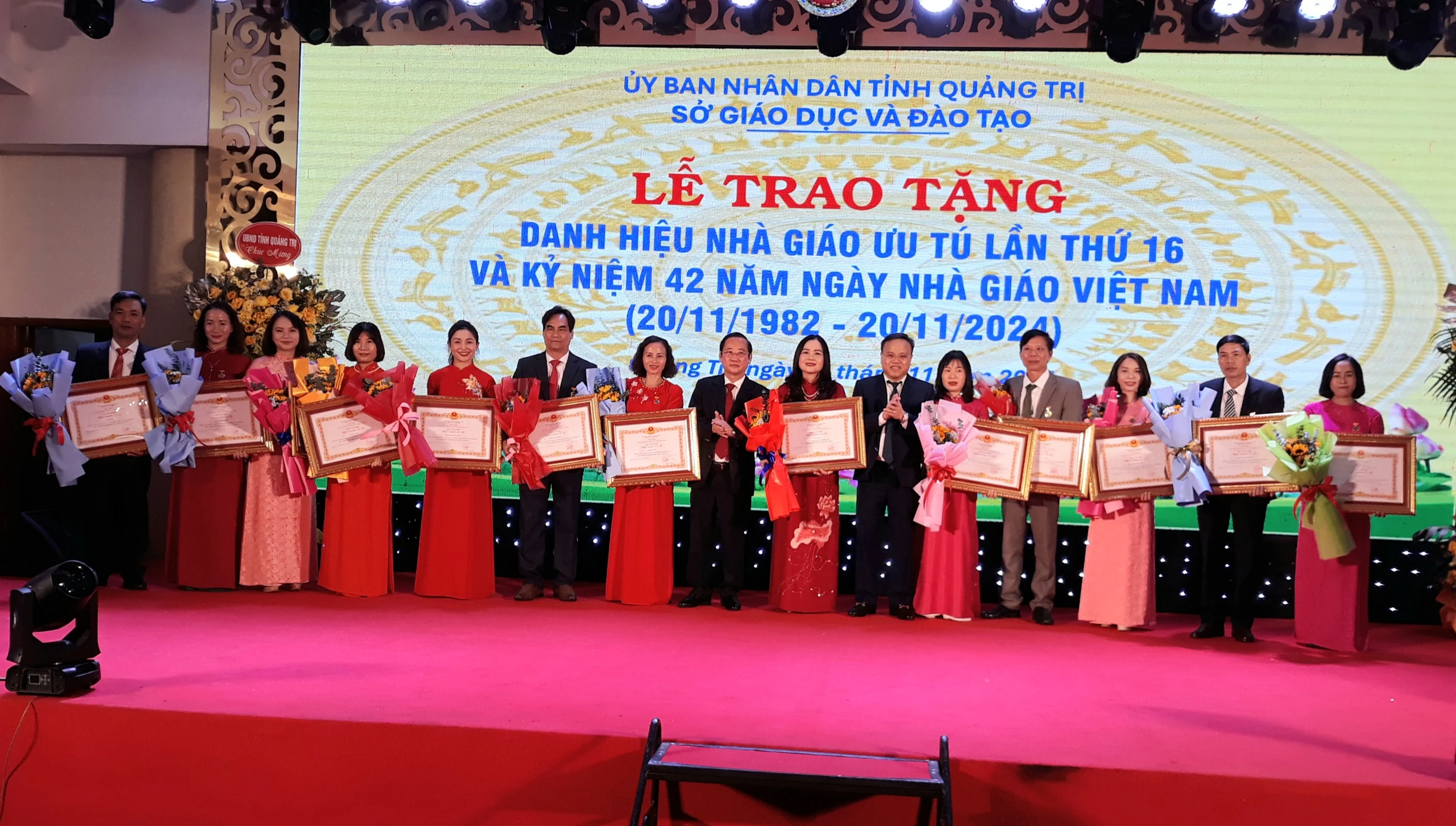 Trao tặng danh hiệu Nhà giáo ưu tú và kỷ niệm ngày Nhà giáo Việt Nam