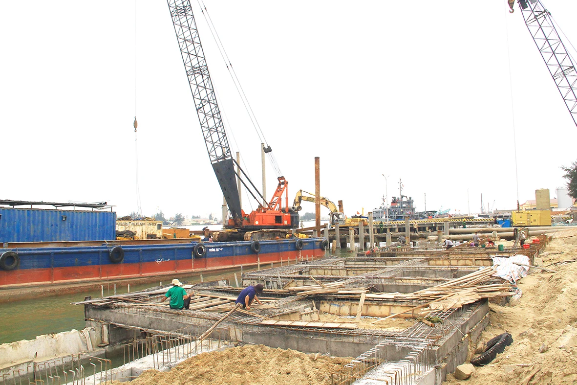 Vận động người dân dừng ngăn cản thi công cảng cá Nam Cửa Việt