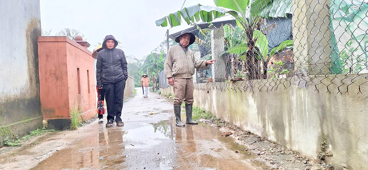 Nhiều hộ dân bức xúc vì đường dân sinh bị thu hẹp