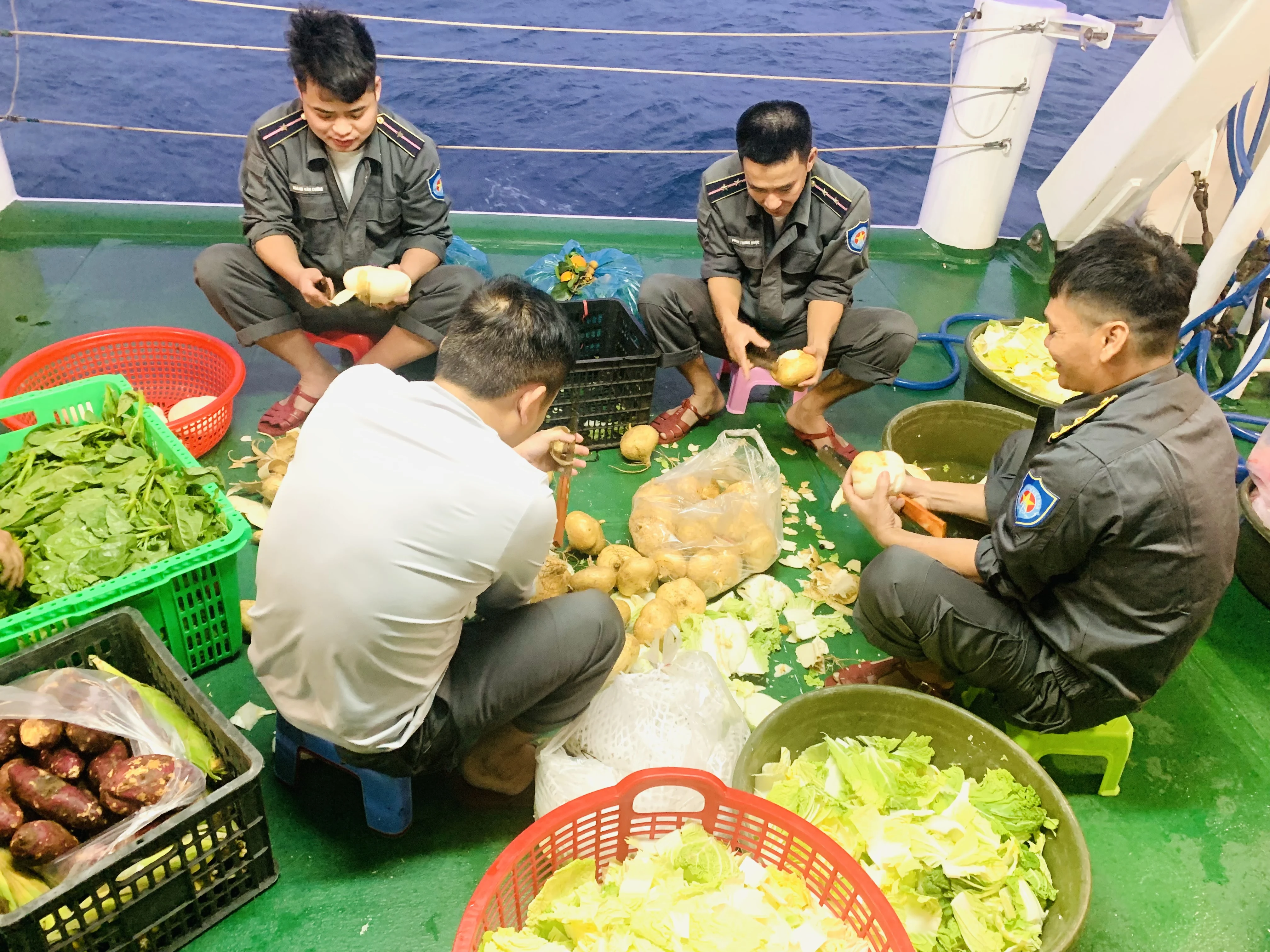 Những “anh nuôi” trên Tàu 390