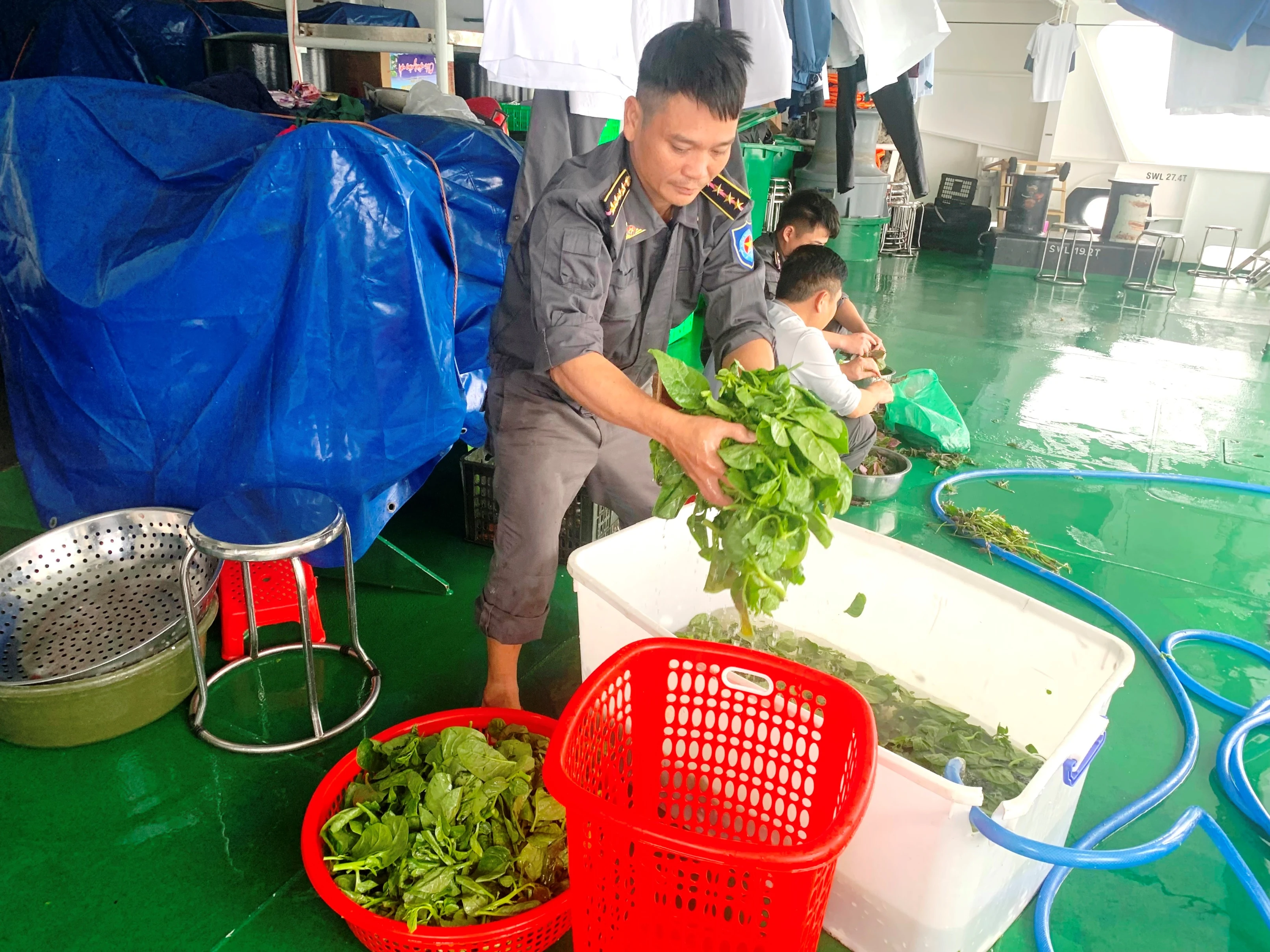 Những “anh nuôi” trên Tàu 390
