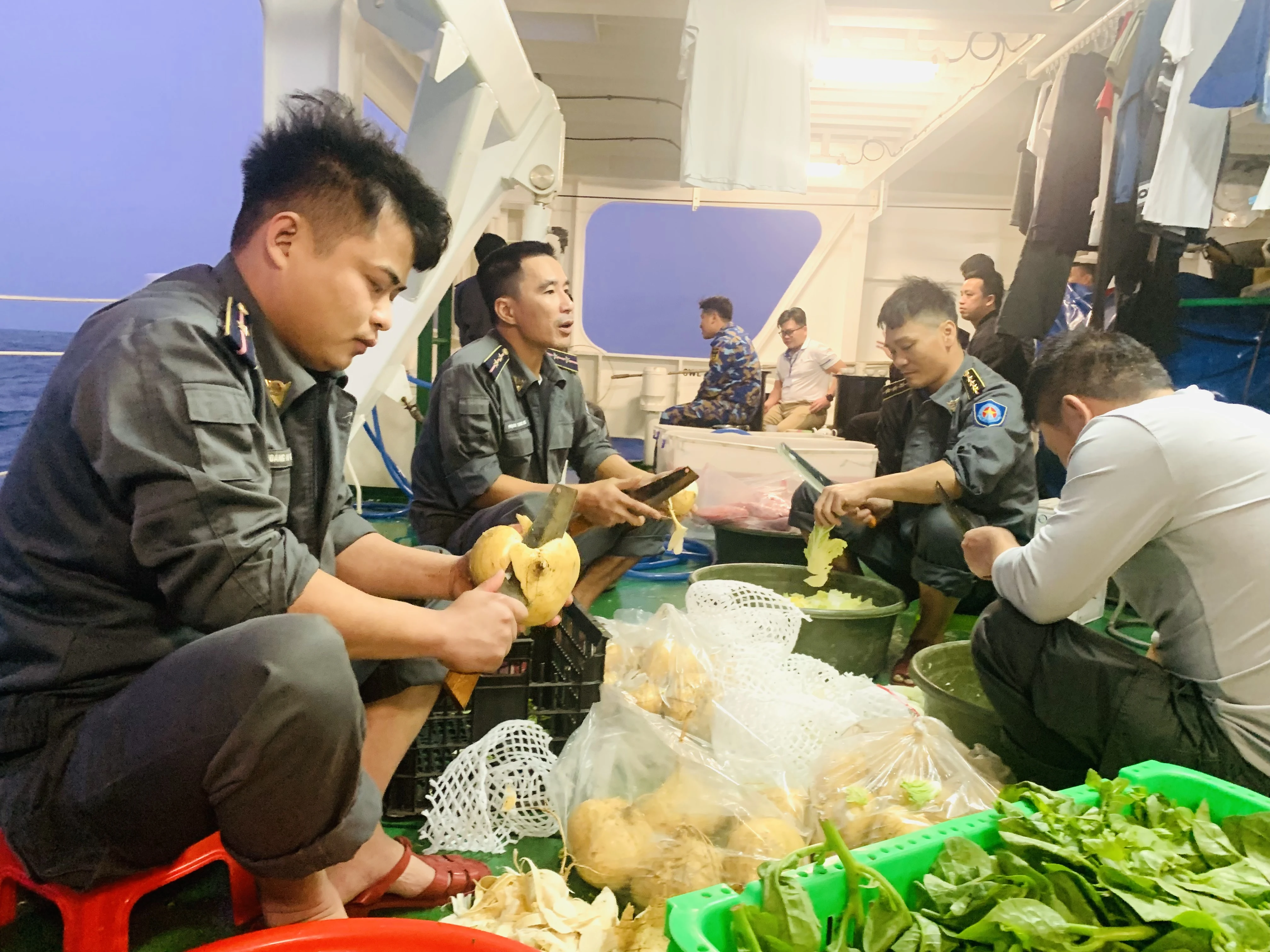 Những “anh nuôi” trên Tàu 390