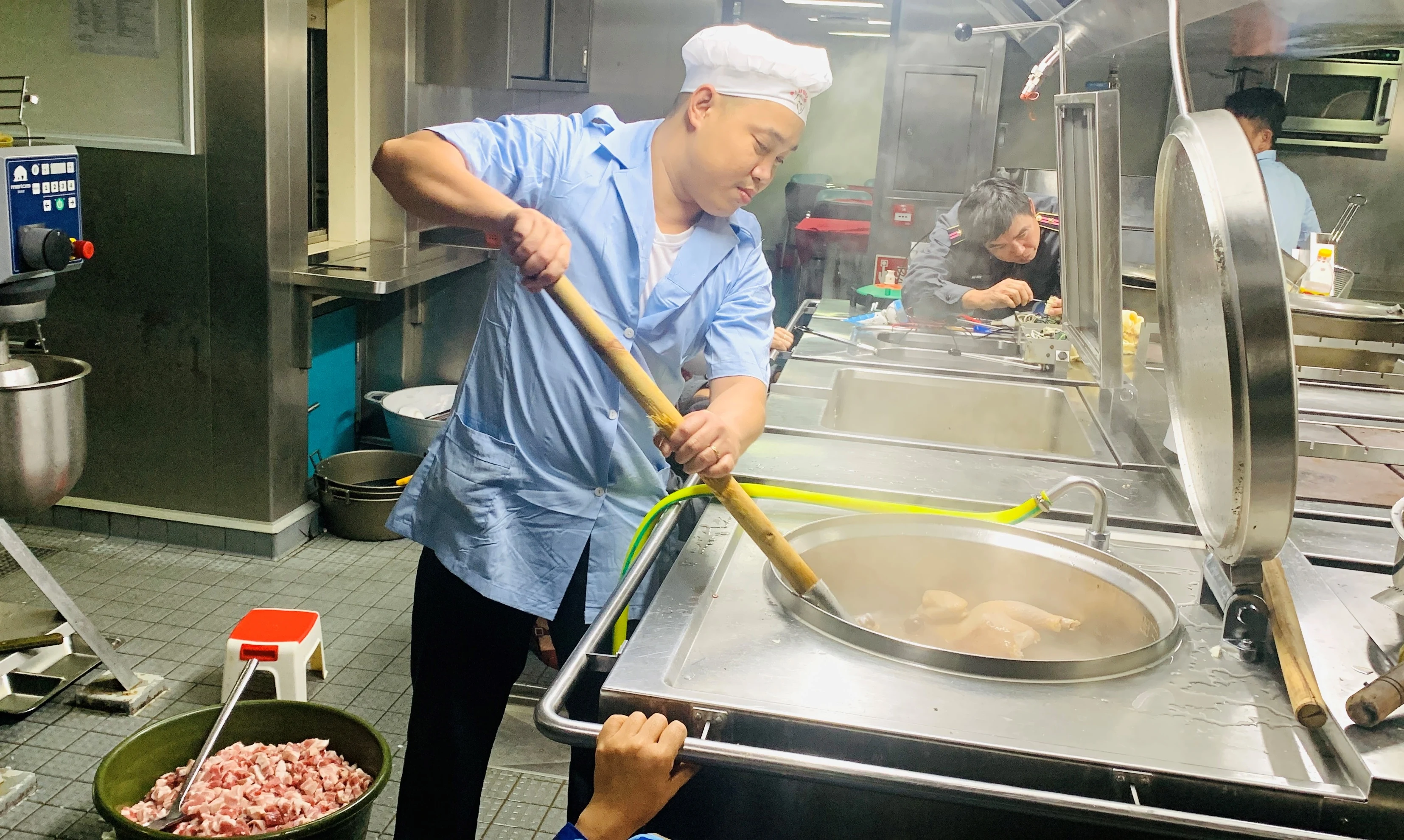 Những “anh nuôi” trên Tàu 390