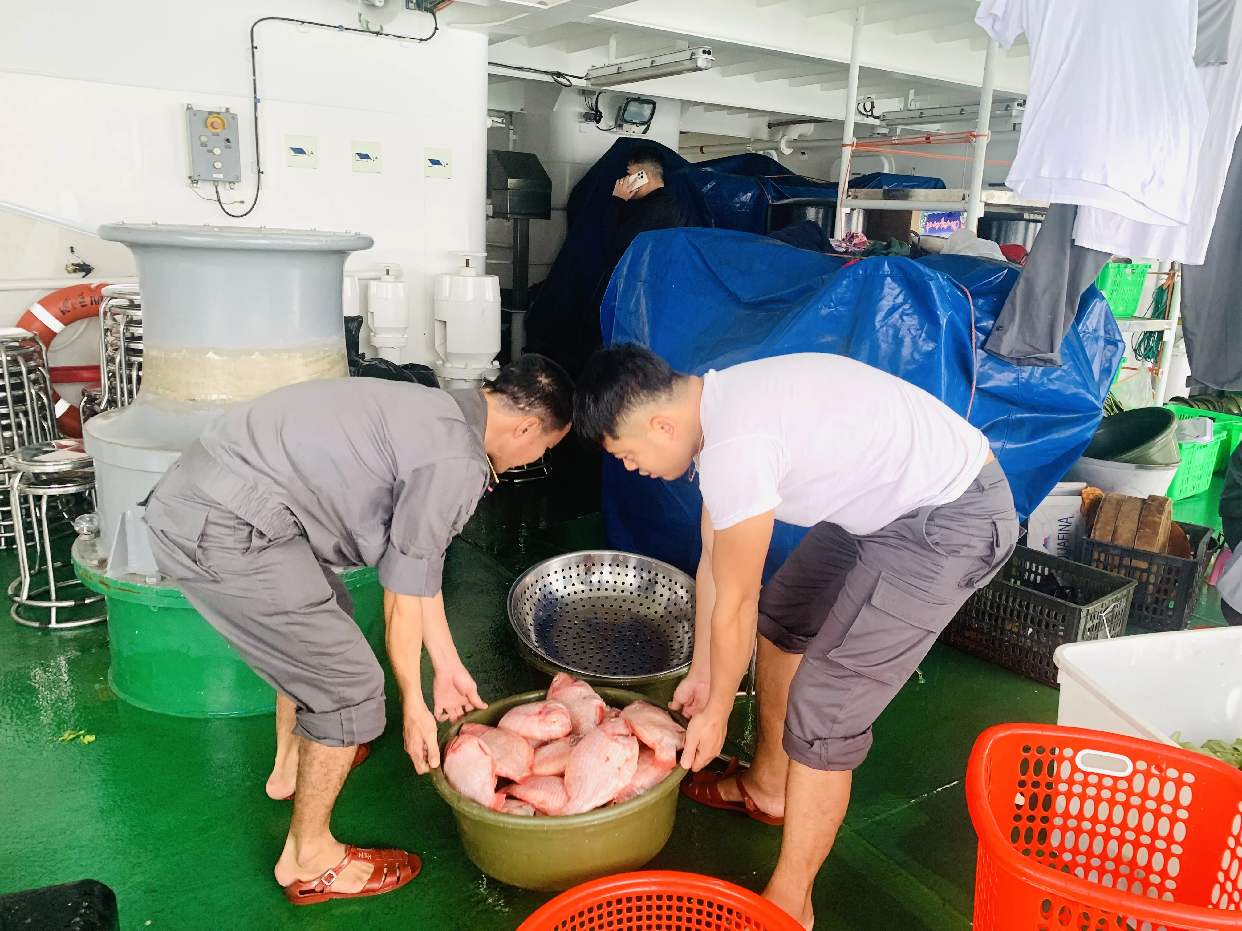 Những “anh nuôi” trên Tàu 390