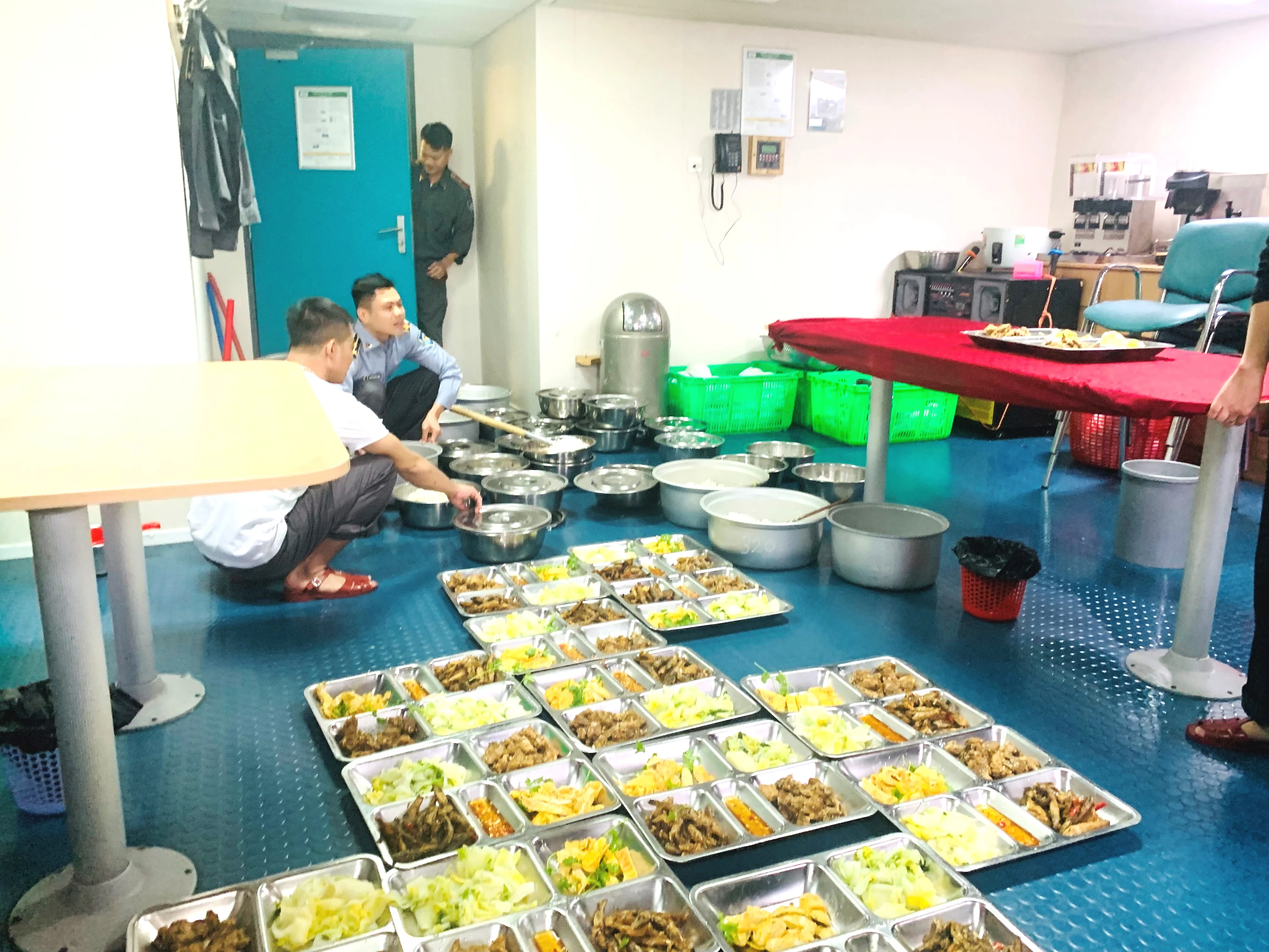 Những “anh nuôi” trên Tàu 390