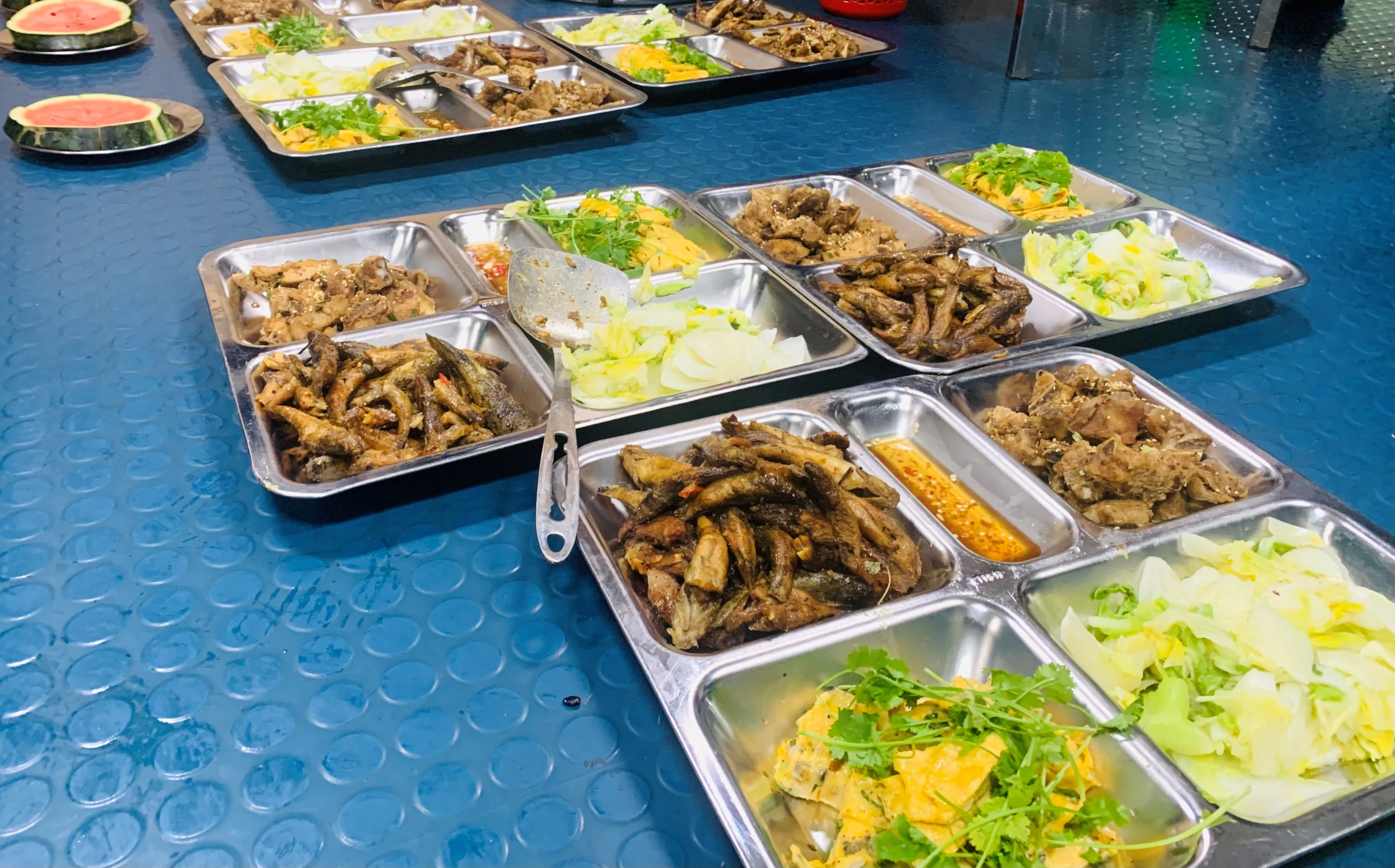 Những “anh nuôi” trên Tàu 390