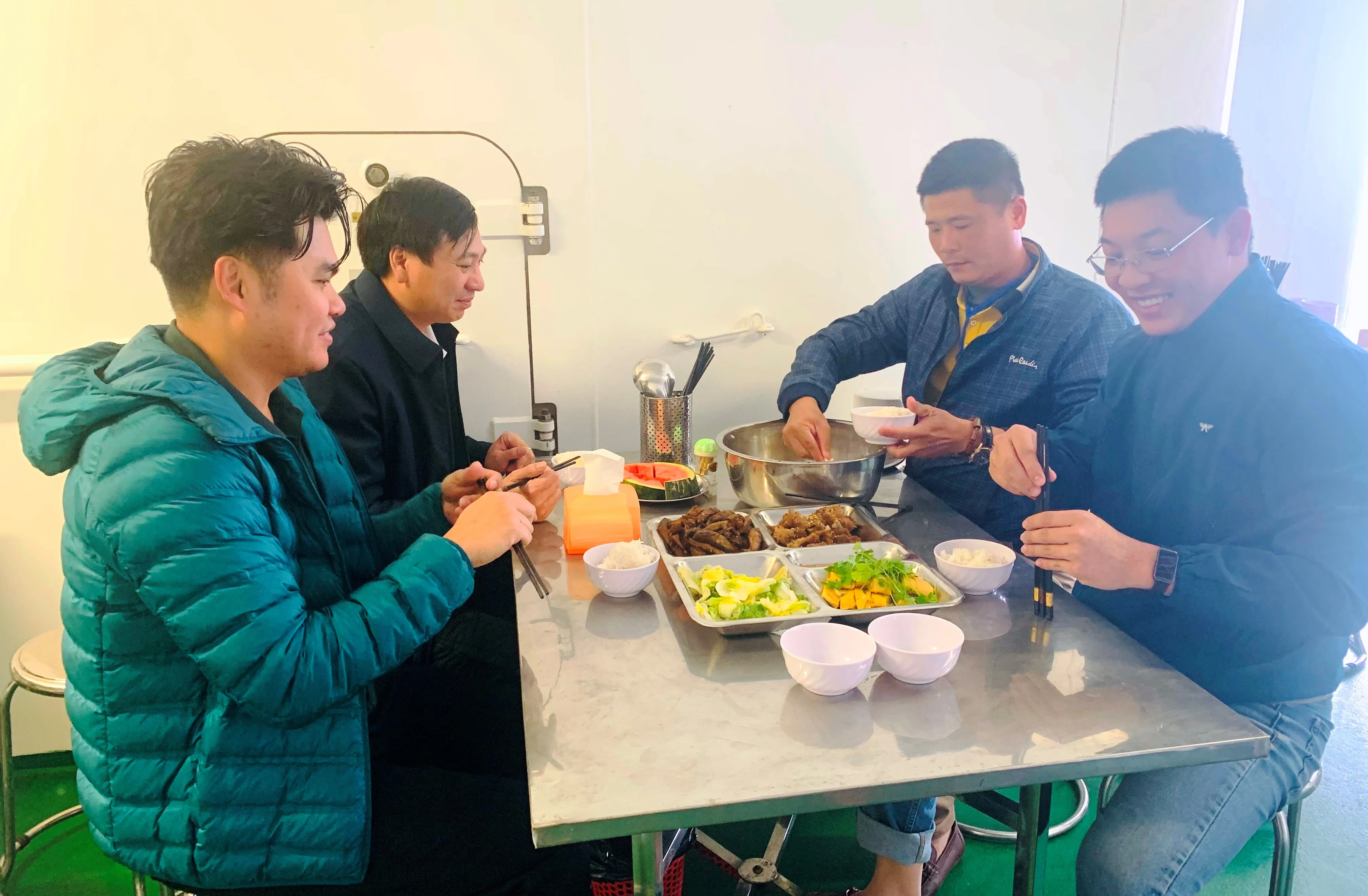 Những “anh nuôi” trên Tàu 390
