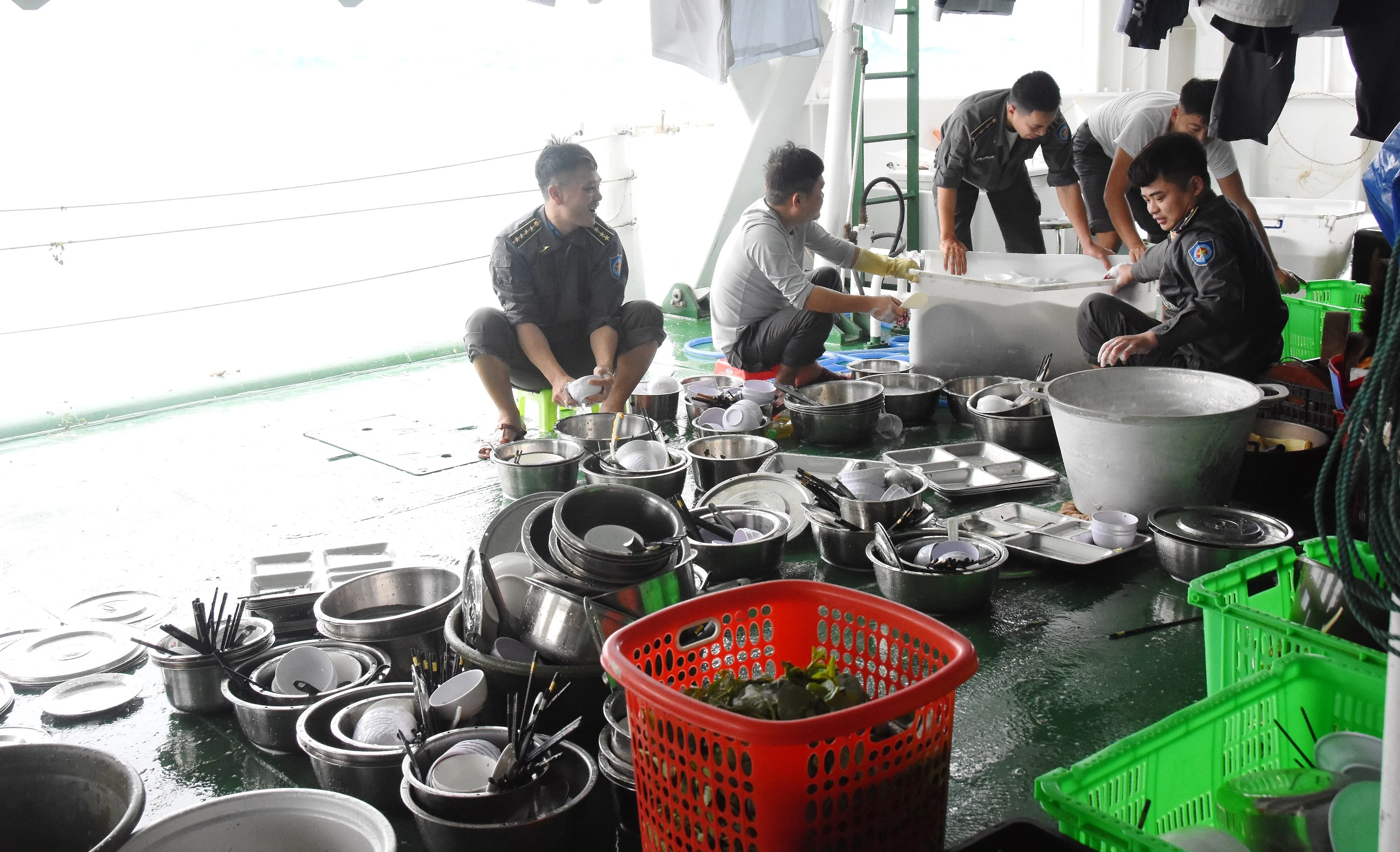 Những “anh nuôi” trên Tàu 390
