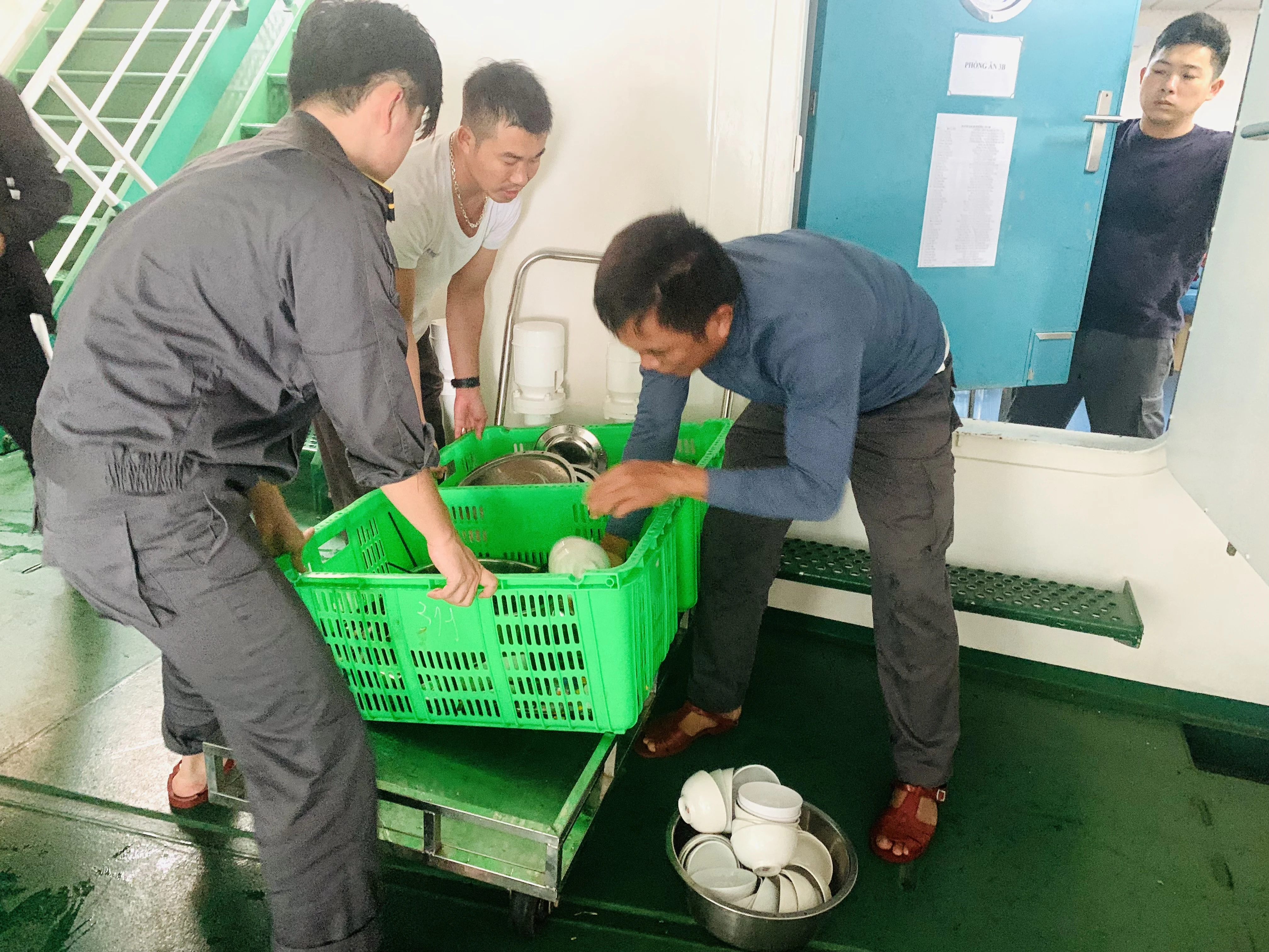 Những “anh nuôi” trên Tàu 390
