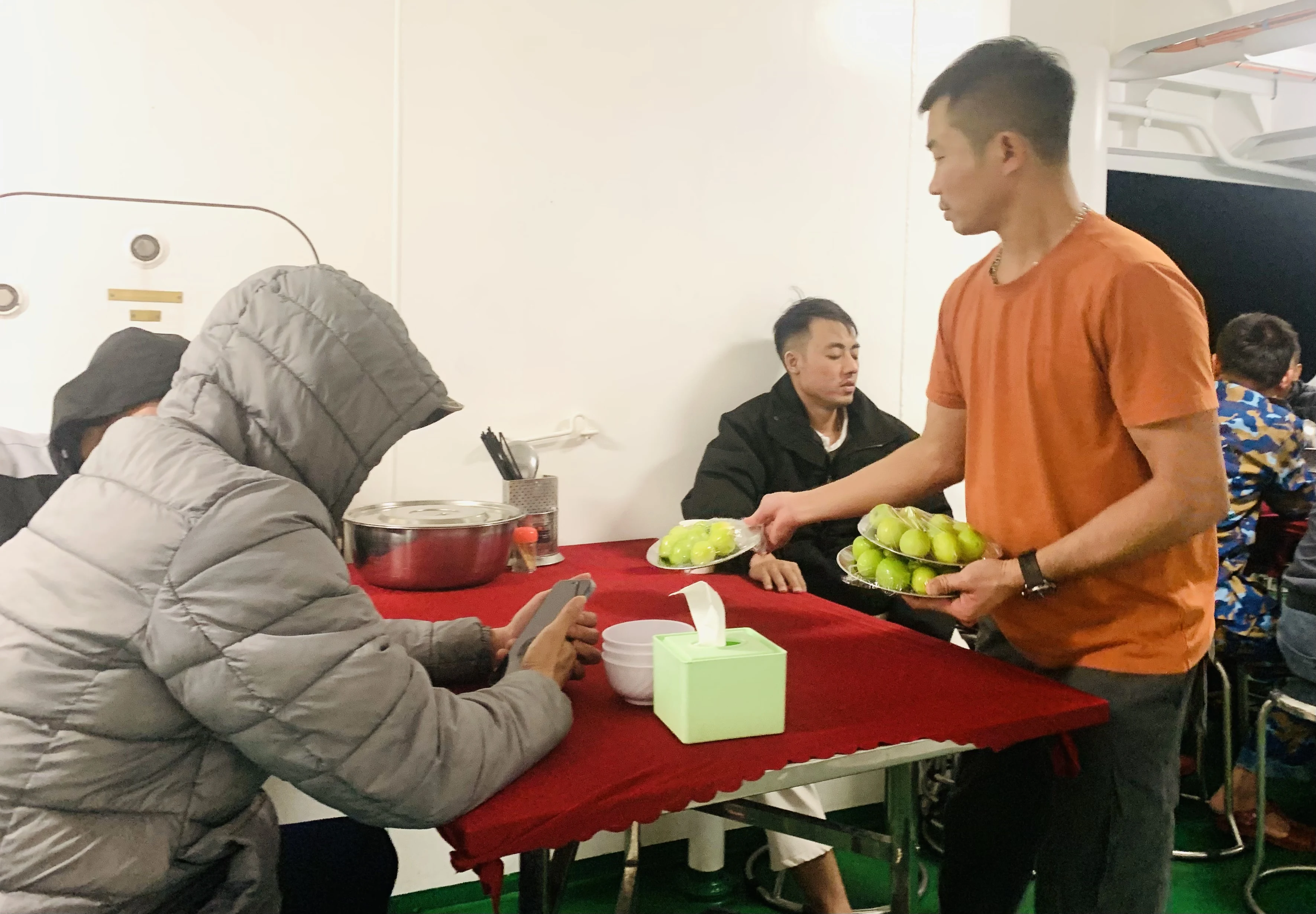 Những “anh nuôi” trên Tàu 390