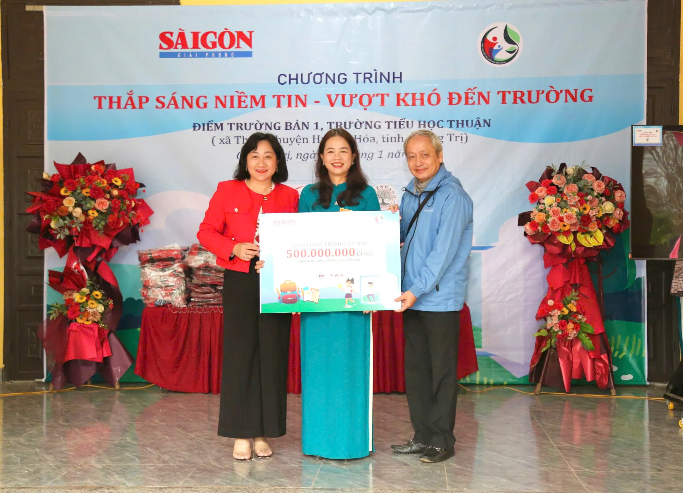 Chương trình “Tết sum vầy, sẻ chia yêu thương” tết Ất Tỵ - 2025: Tặng 220 suất quà cho người dân gặp hoàn cảnh khó khăn ở huyện Hướng Hoá