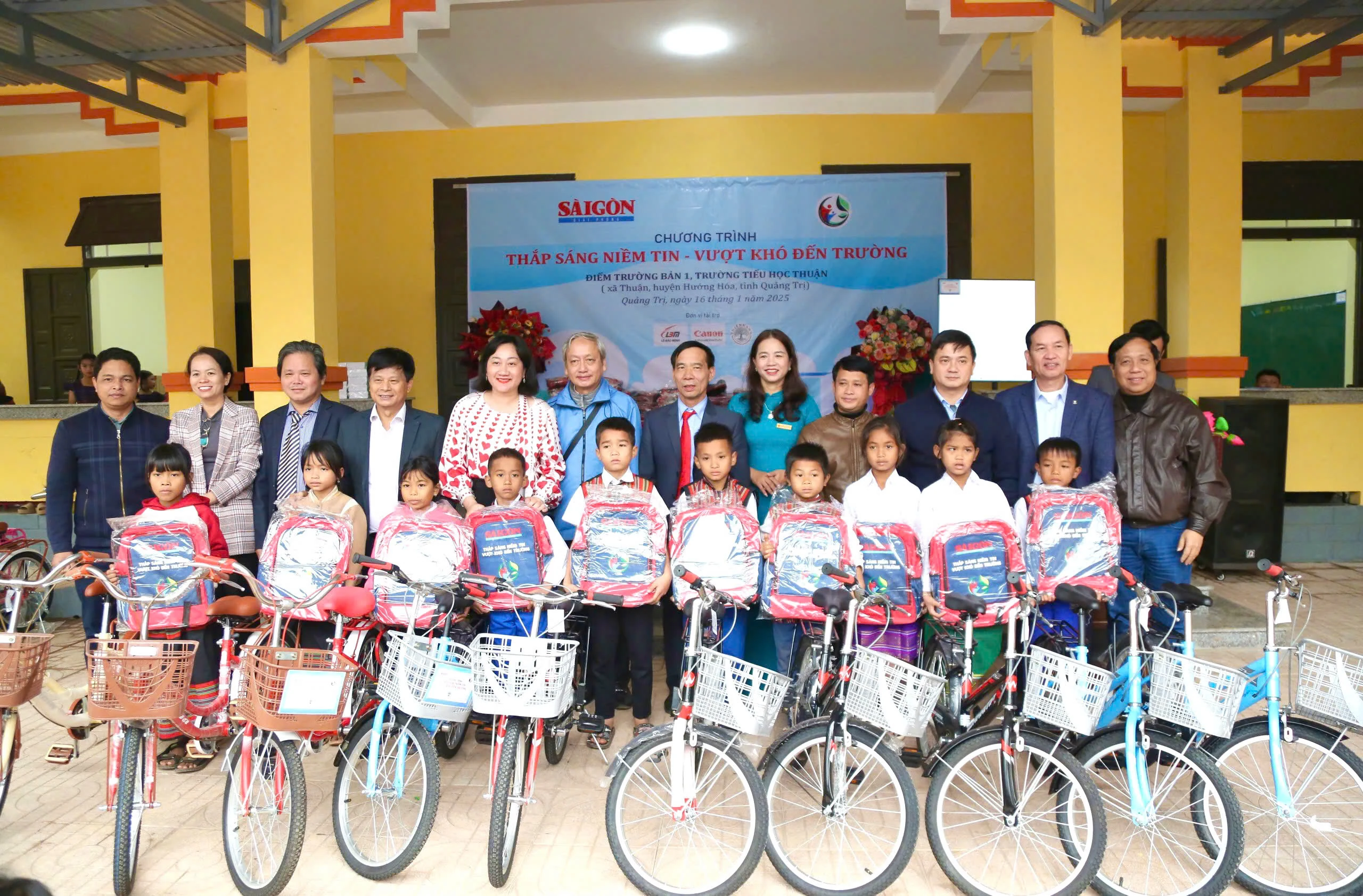 Chương trình “Tết sum vầy, sẻ chia yêu thương” tết Ất Tỵ - 2025: Tặng 220 suất quà cho người dân gặp hoàn cảnh khó khăn ở huyện Hướng Hoá