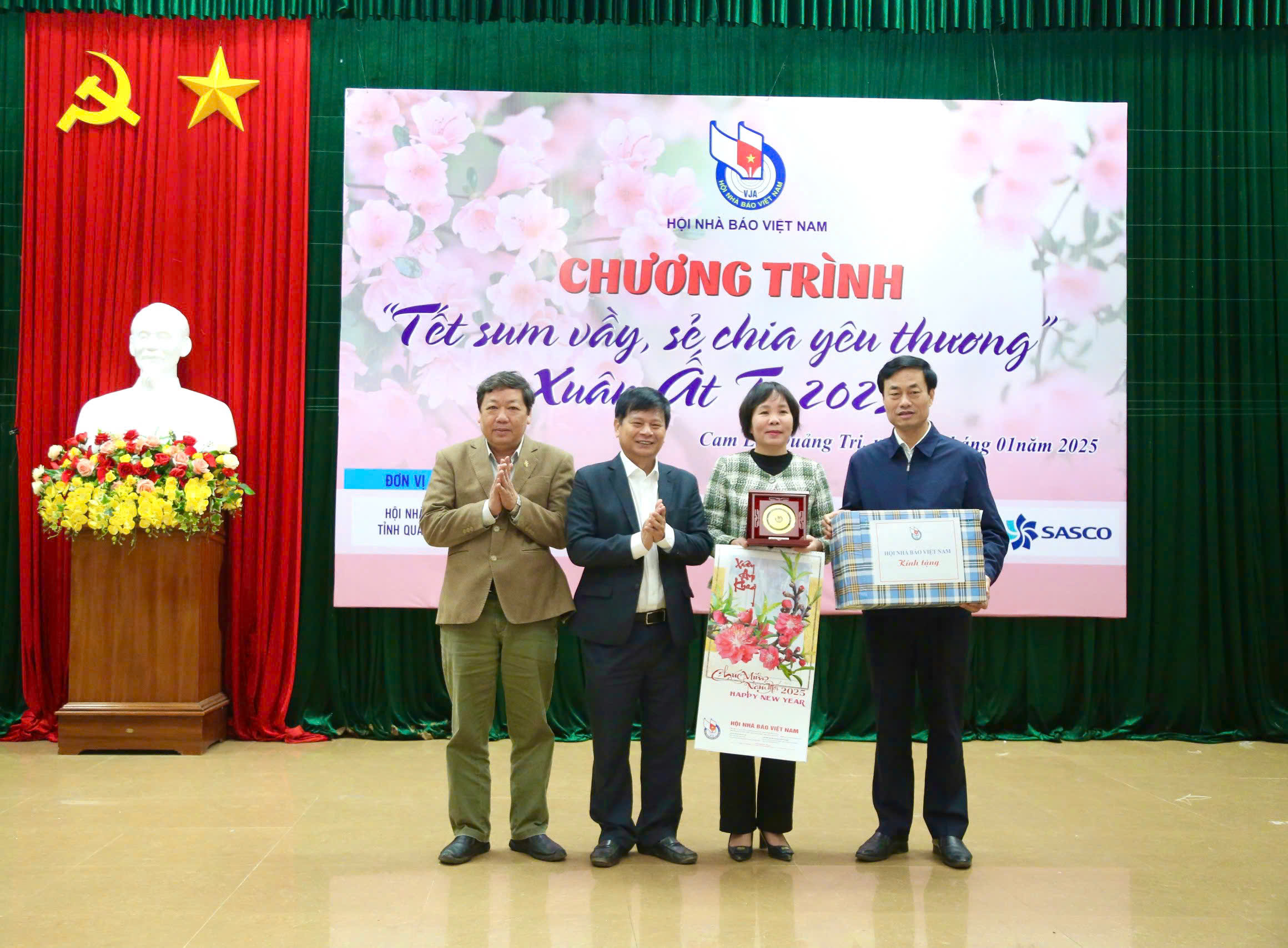 Chương trình “Tết sum vầy, sẻ chia yêu thương” tết Ất Tỵ - 2025: Tặng 200 suất quà cho người dân gặp hoàn cảnh khó khăn ở huyện Cam Lộ