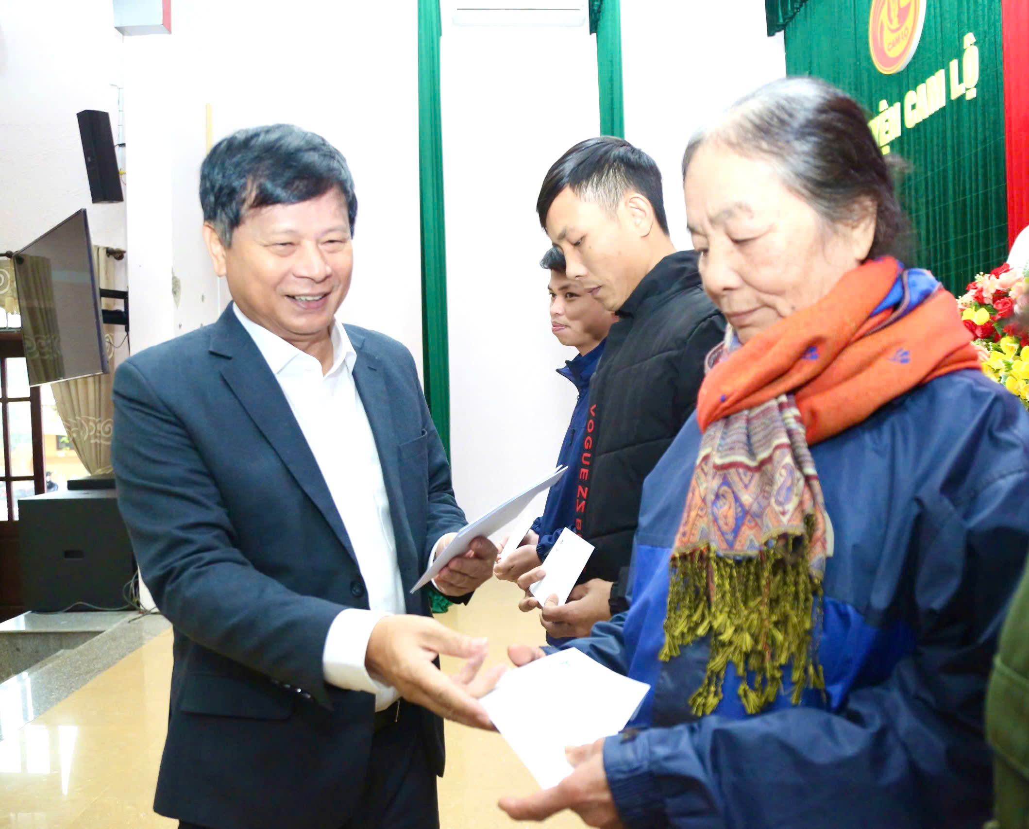 Chương trình “Tết sum vầy, sẻ chia yêu thương” tết Ất Tỵ - 2025: Tặng 200 suất quà cho người dân gặp hoàn cảnh khó khăn ở huyện Cam Lộ