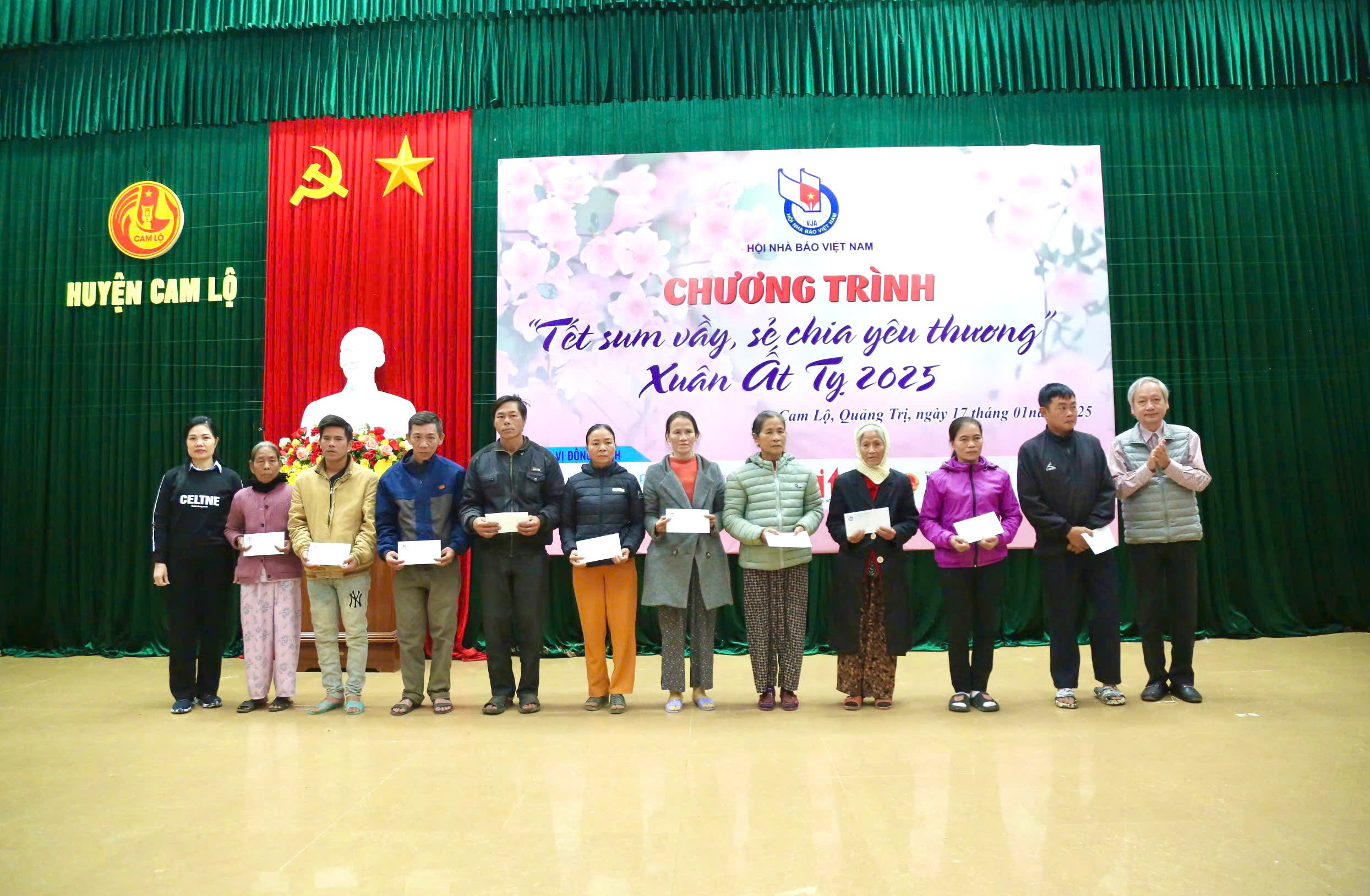 Chương trình “Tết sum vầy, sẻ chia yêu thương” tết Ất Tỵ - 2025: Tặng 200 suất quà cho người dân gặp hoàn cảnh khó khăn ở huyện Cam Lộ