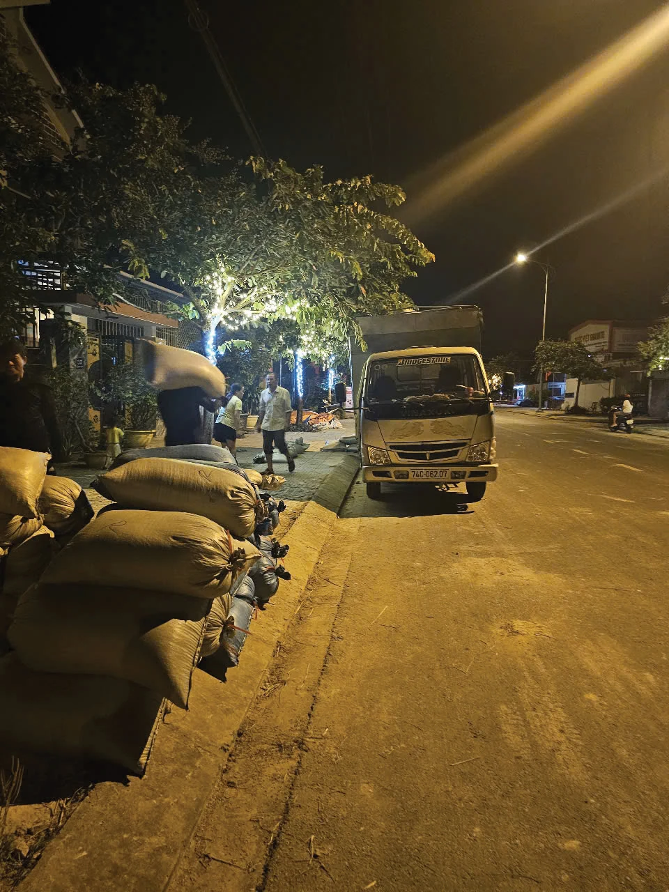 Làng lúa bên cạnh làng hoa