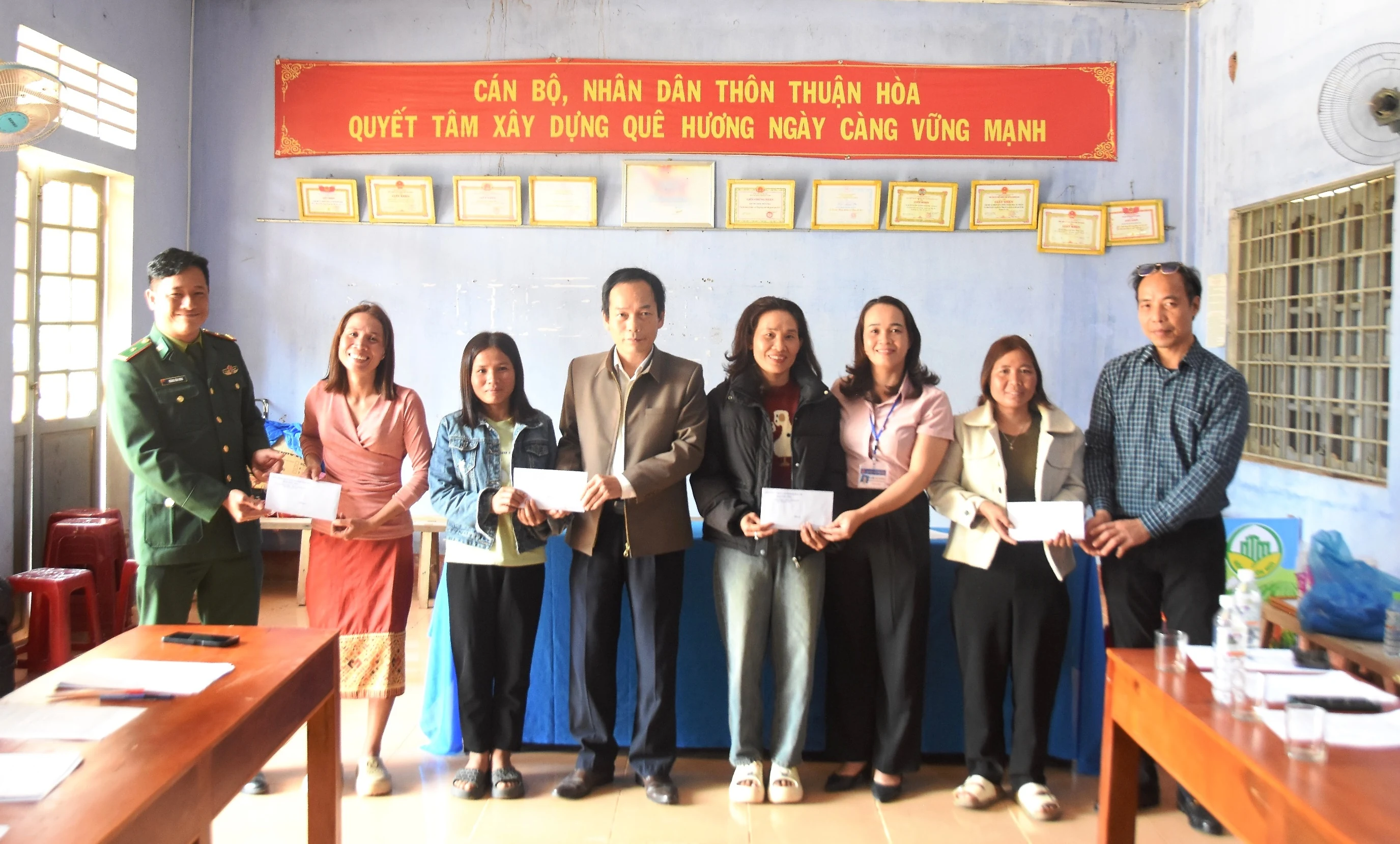 Bàn giao Quỹ thúc đẩy tương trợ vốn cho các tổ, nhóm ở huyện Hướng Hóa, Đakrông