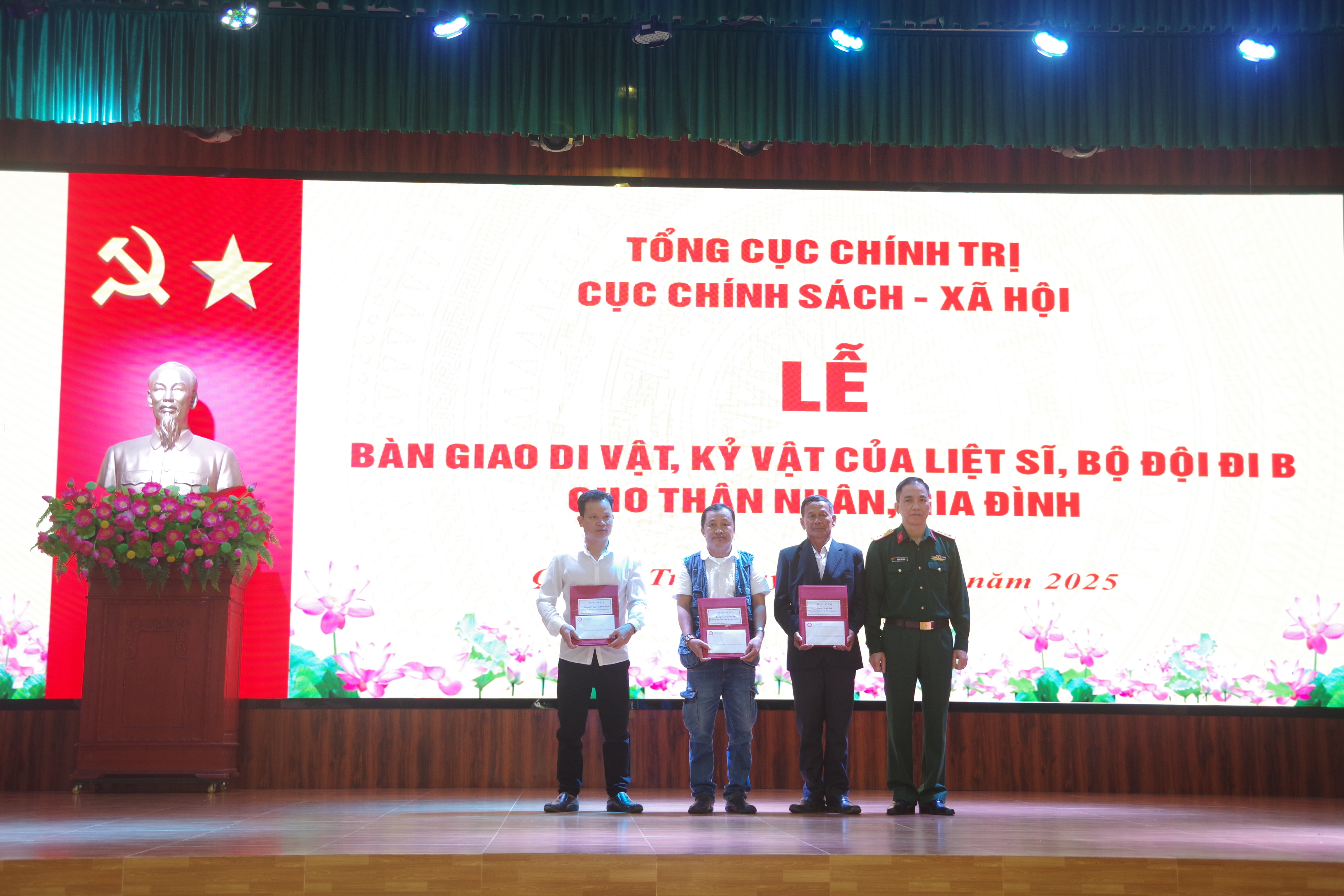 Bàn giao di vật, kỷ vật của liệt sĩ về với thân nhân, gia đình tại tỉnh Quảng Trị