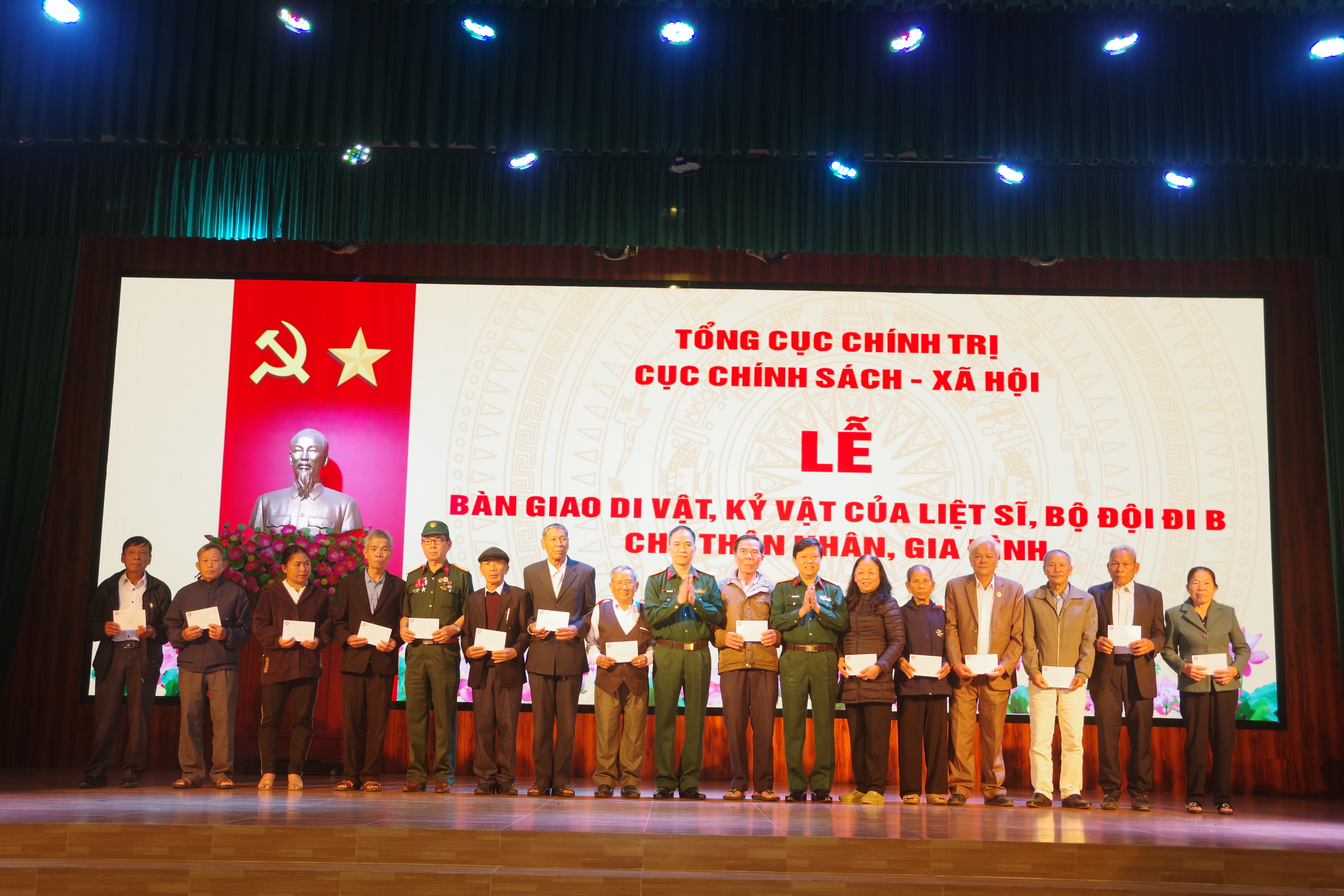 Bàn giao di vật, kỷ vật của liệt sĩ về với thân nhân, gia đình tại tỉnh Quảng Trị
