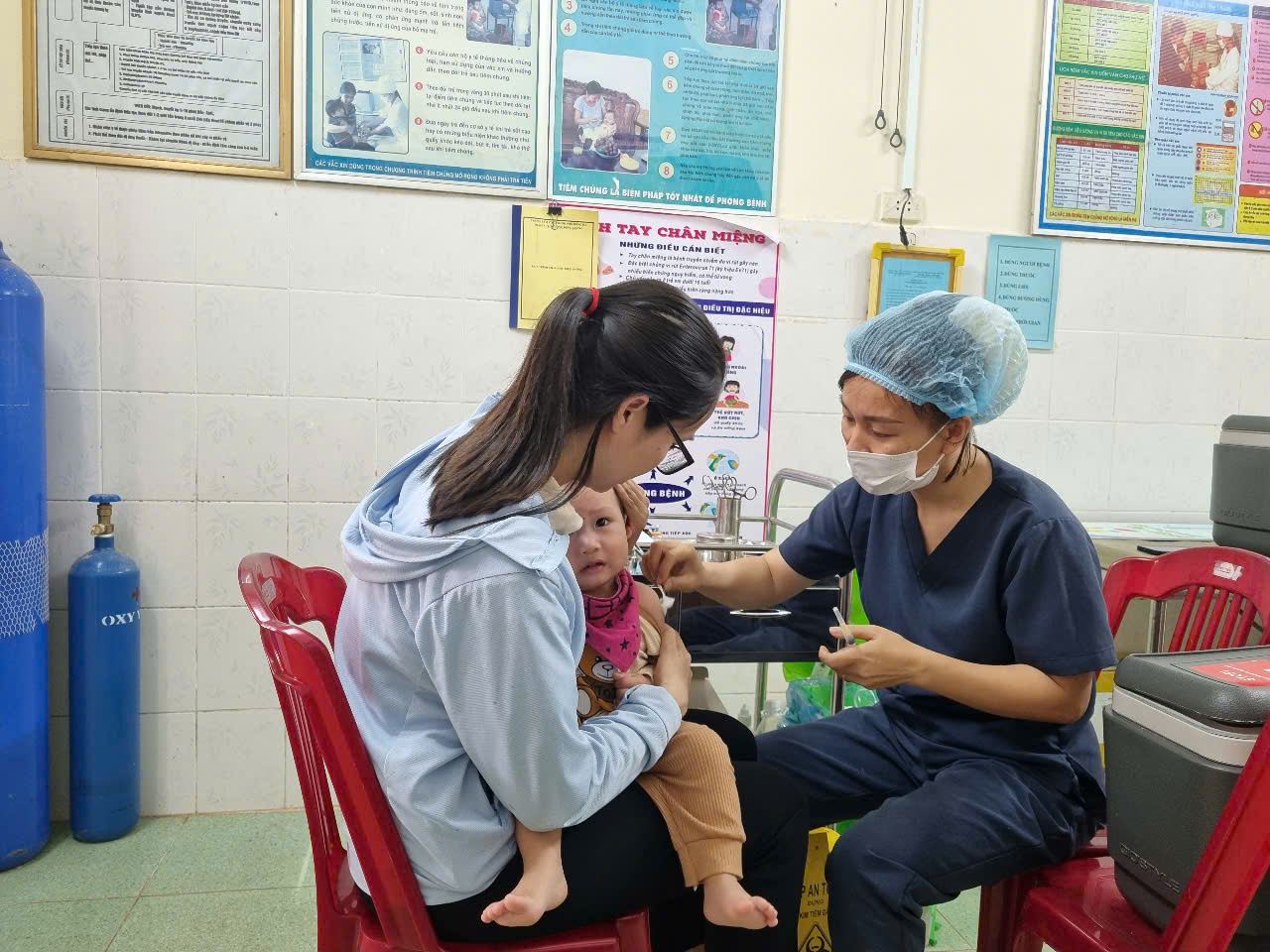 Đẩy nhanh tiêm chủng, tăng miễn dịch bảo vệ đặc hiệu để ngăn chặn sự lây lan của bệnh sởi