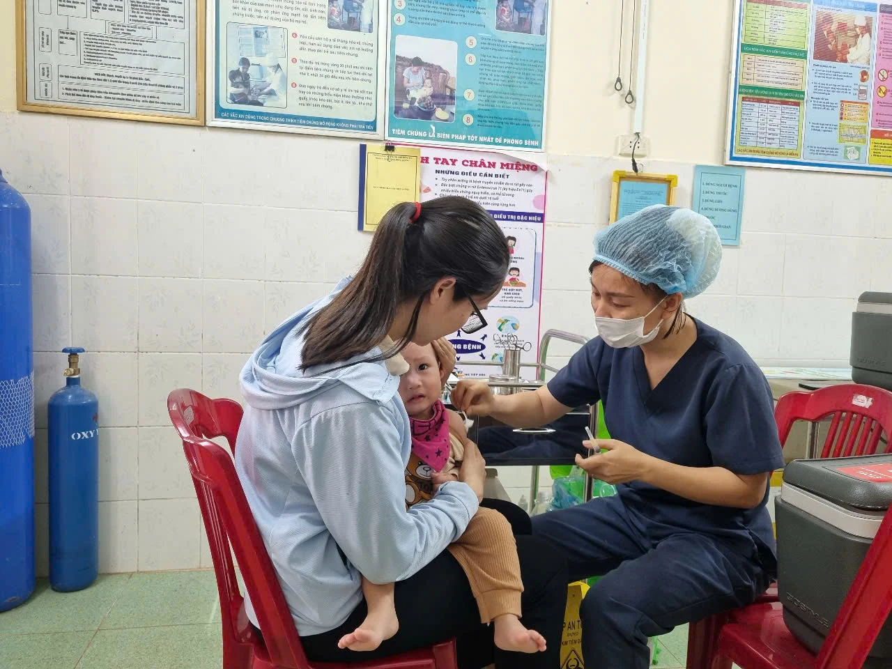 Đẩy nhanh tiêm chủng, tăng miễn dịch bảo vệ đặc hiệu để ngăn chặn sự lây lan của bệnh sởi
