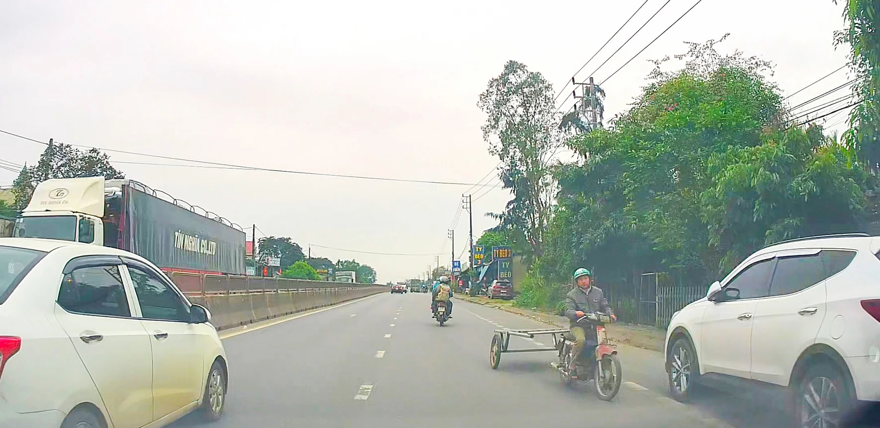 Cần xử lý nghiêm tình trạng đi xe máy ngược chiều