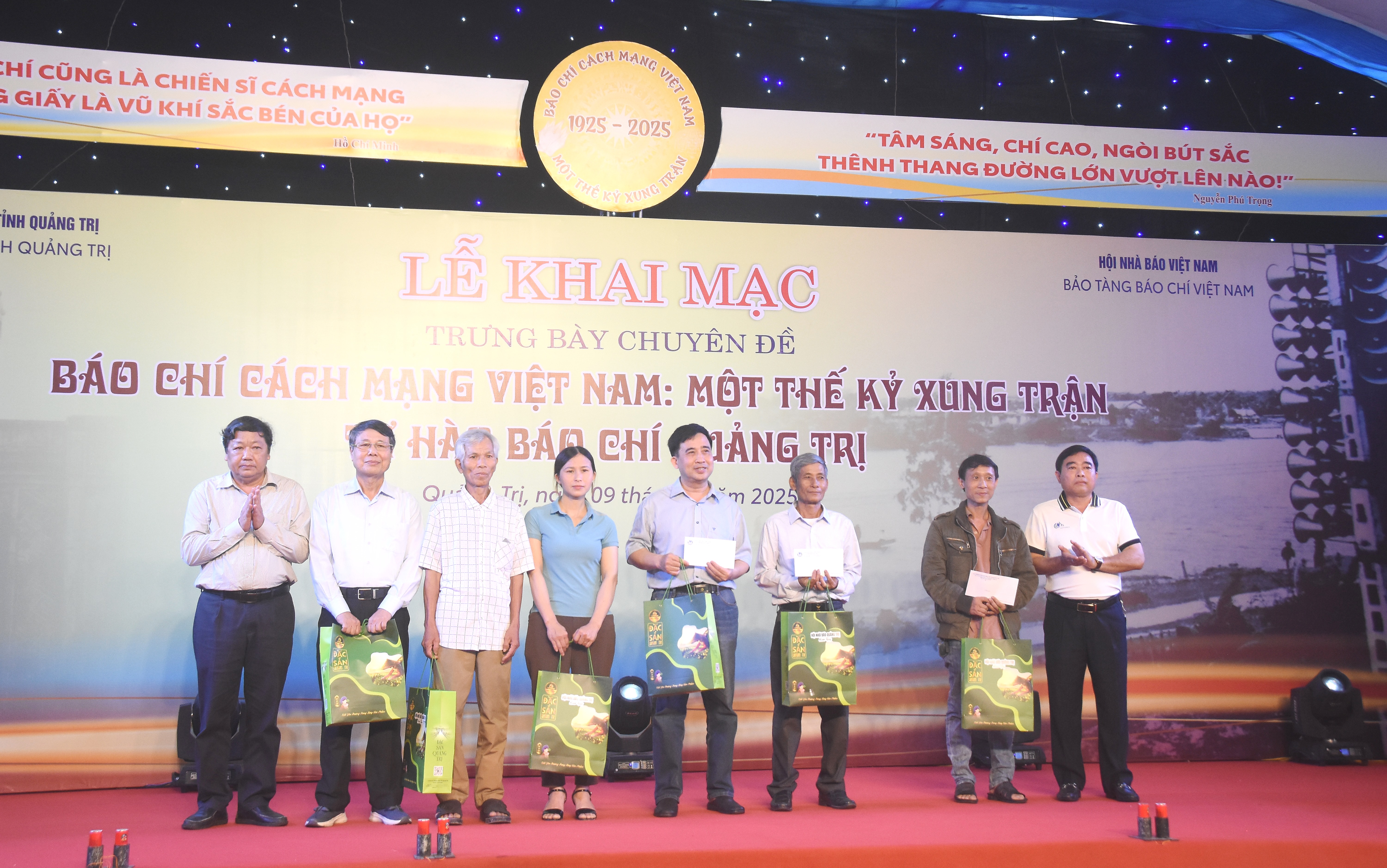 Khai mạc trưng bày chuyên đề “Báo chí cách mạng Việt Nam: Một thế kỷ xung trận và tự hào báo chí Quảng Trị”