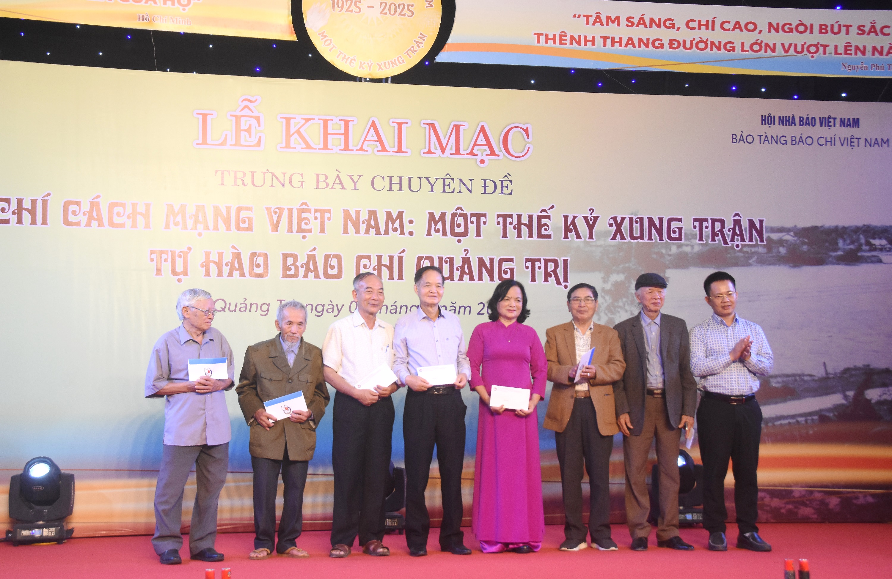 Khai mạc trưng bày chuyên đề “Báo chí cách mạng Việt Nam: Một thế kỷ xung trận và tự hào báo chí Quảng Trị”