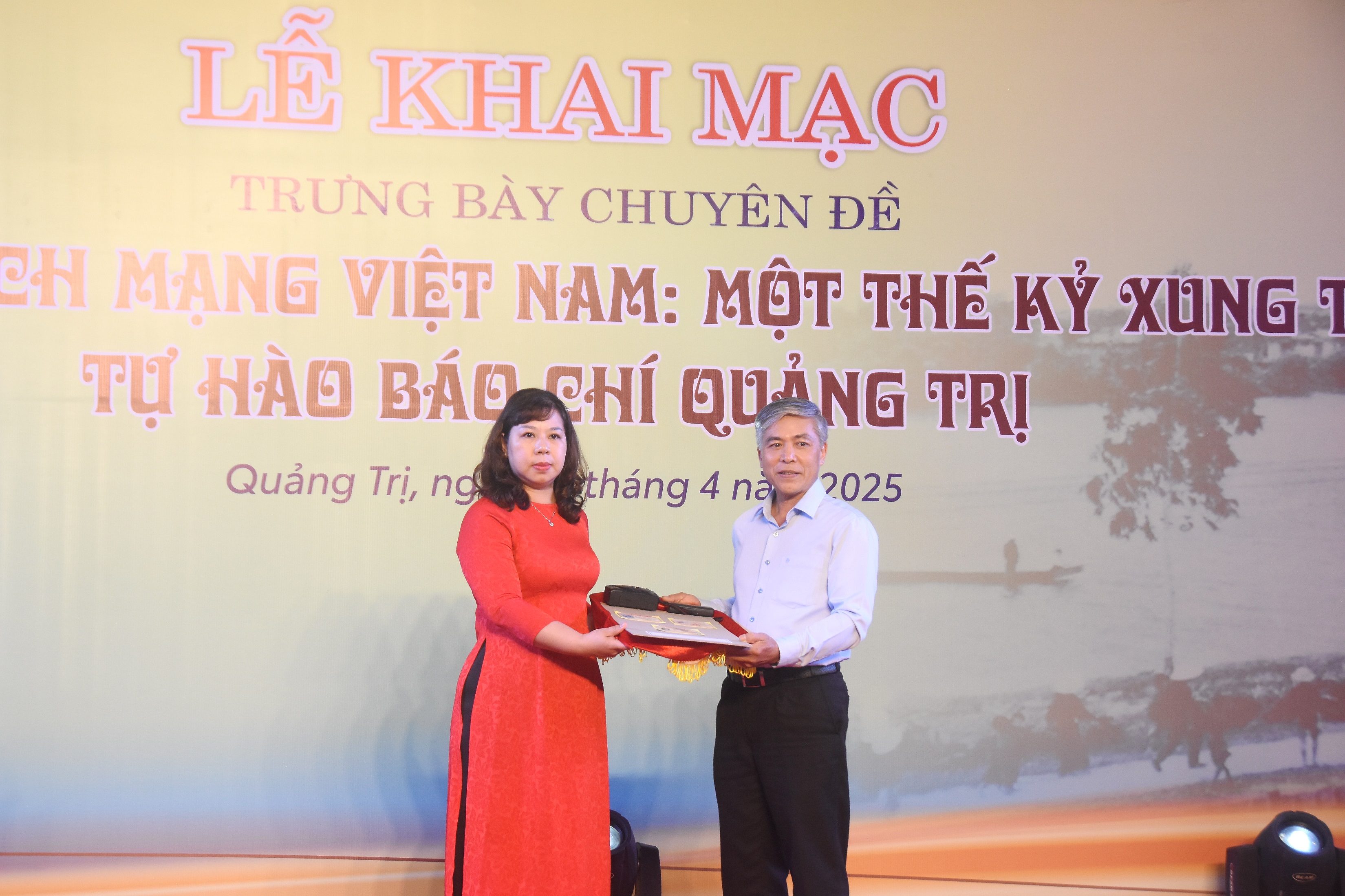 Khai mạc trưng bày chuyên đề “Báo chí cách mạng Việt Nam: Một thế kỷ xung trận và tự hào báo chí Quảng Trị”