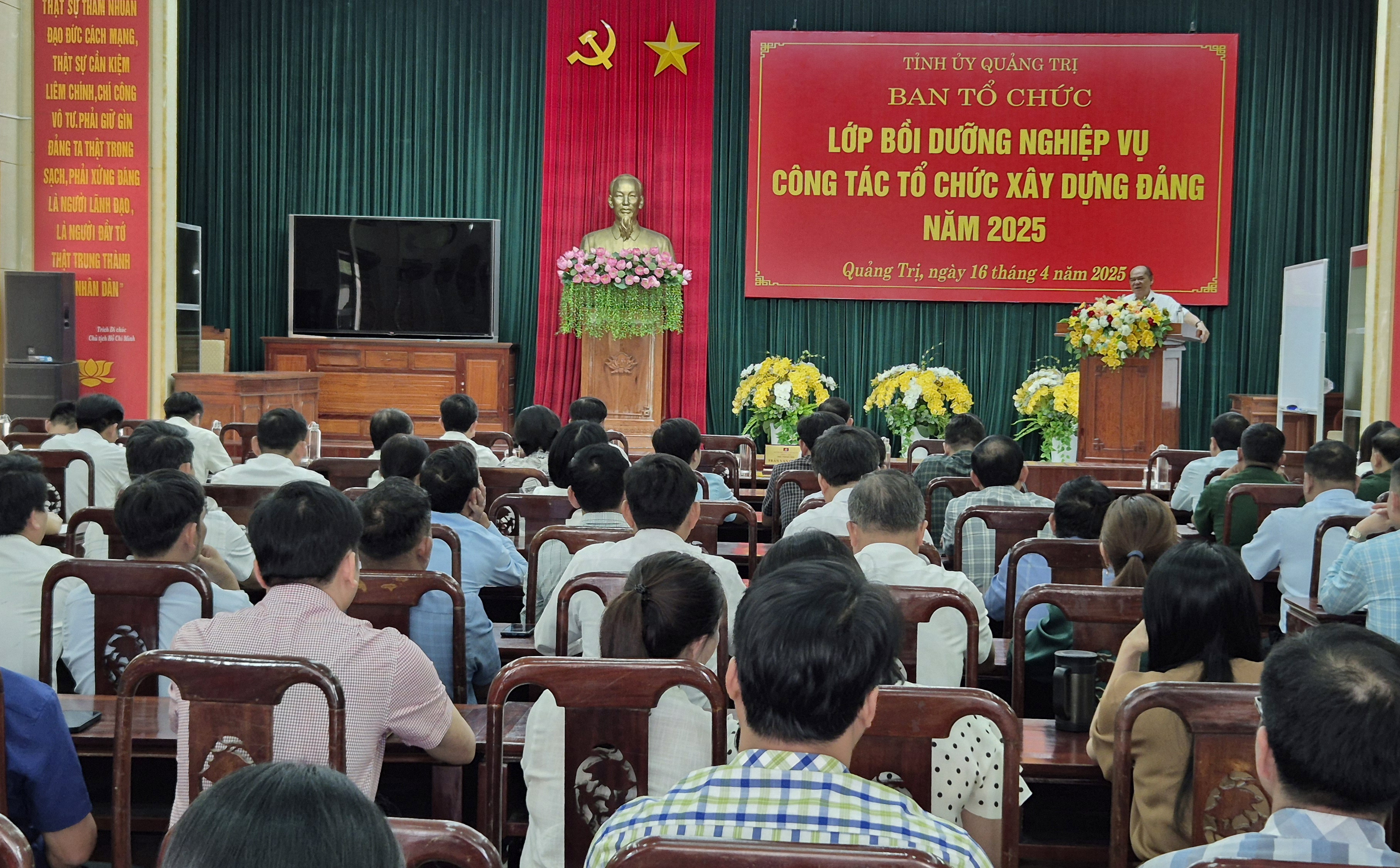 Gần 200 cán bộ tham gia lớp bồi dưỡng nghiệp vụ công tác tổ chức xây dựng Đảng ​​​​​​​