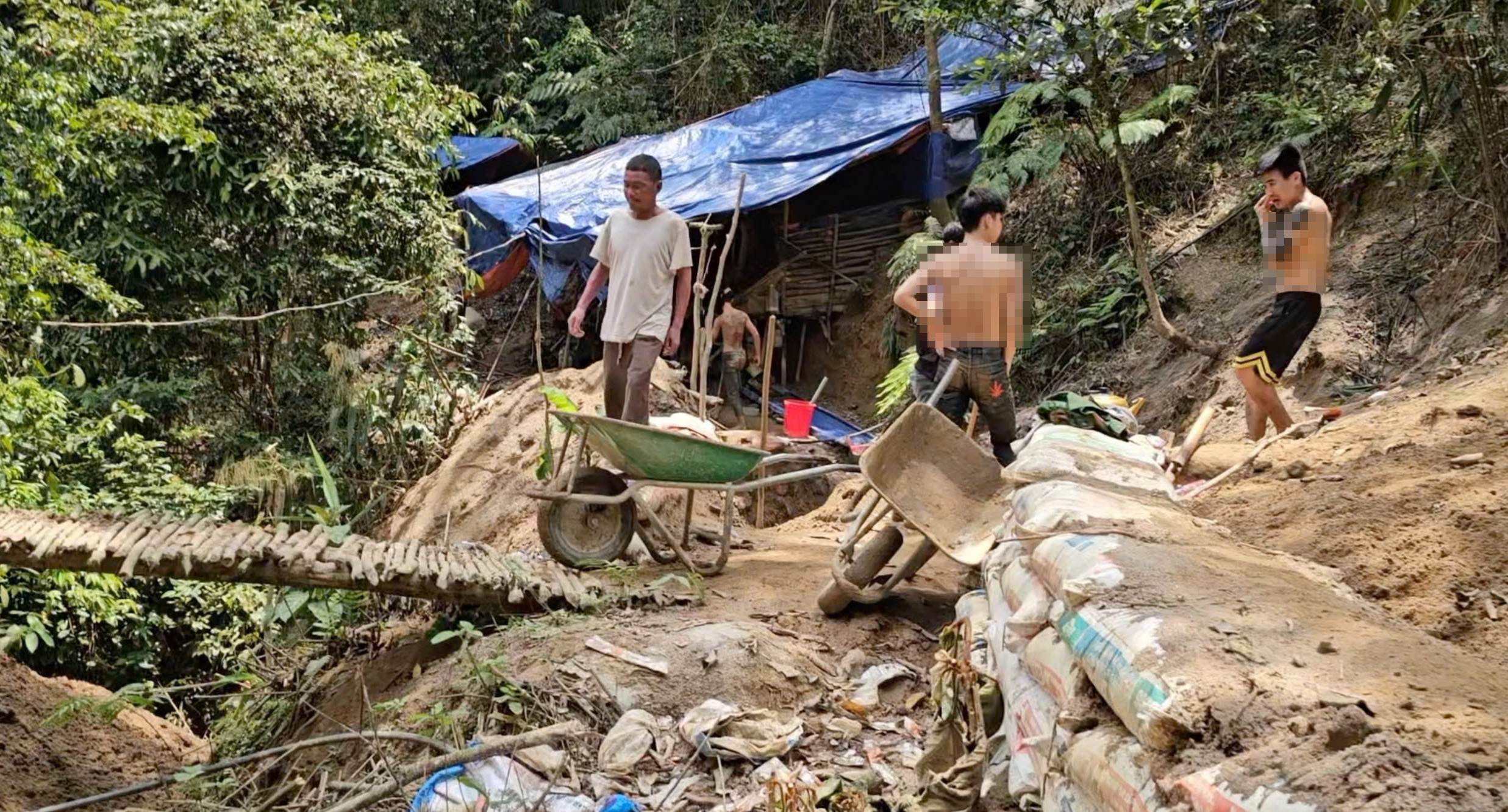 Lại rộ khai thác vàng tại khu vực rừng núi ở huyện Vĩnh Linh