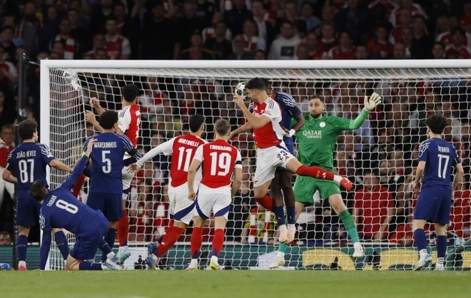 Arsenal gục ngã trước PSG
