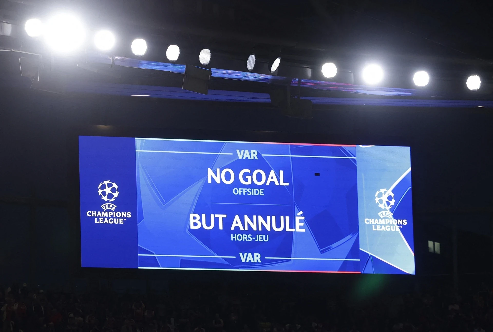 Arsenal gục ngã trước PSG