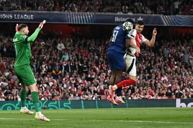 Arsenal gục ngã trước PSG