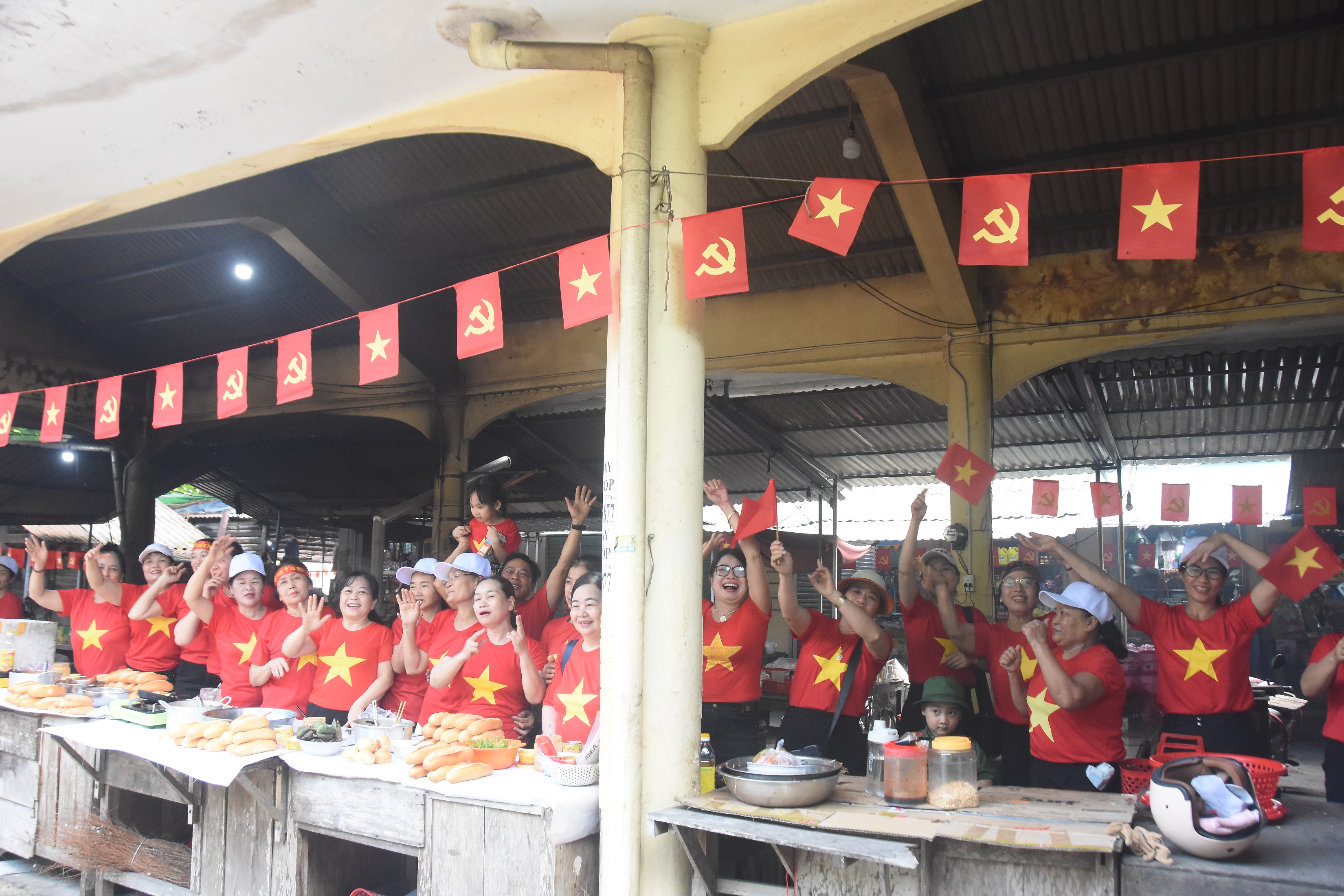 Hàng trăm tiểu thương chợ Lai Phước mặc áo đỏ sao vàng mừng ngày hội lớn của đất nước