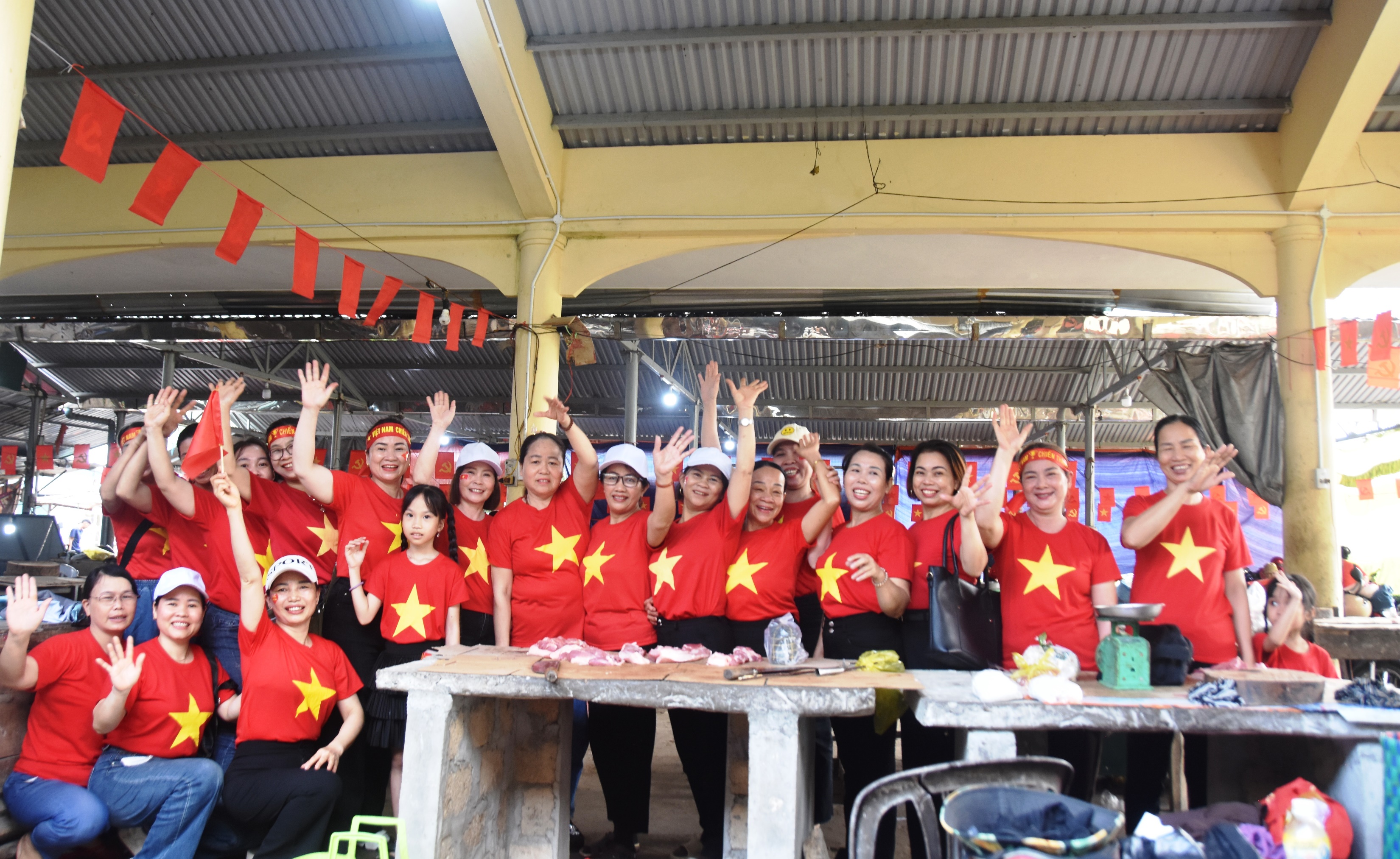 Hàng trăm tiểu thương chợ Lai Phước mặc áo đỏ sao vàng mừng ngày hội lớn của đất nước