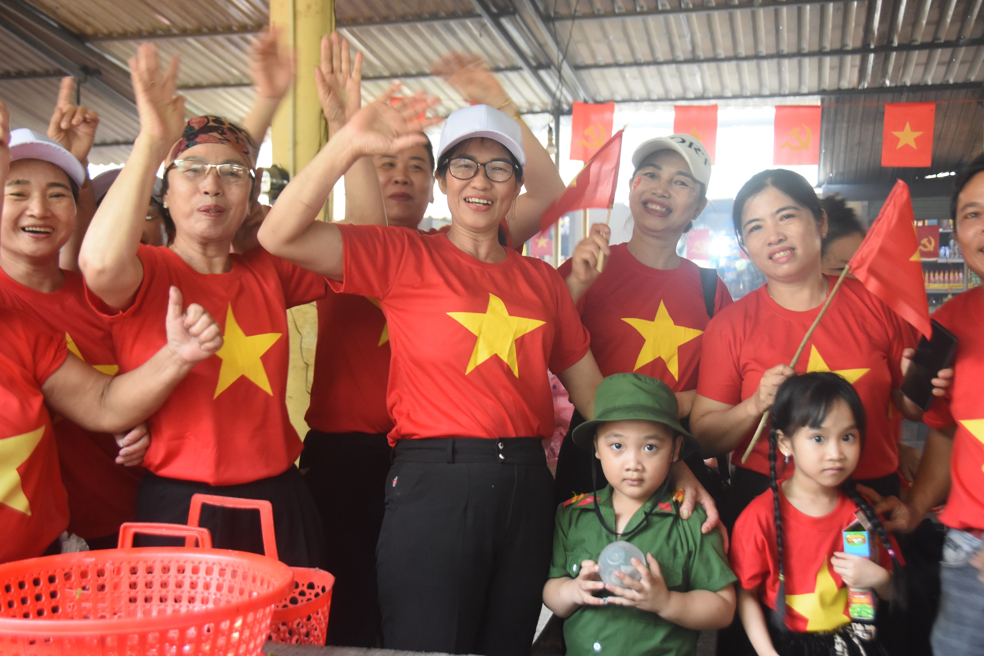 Hàng trăm tiểu thương chợ Lai Phước mặc áo đỏ sao vàng mừng ngày hội lớn của đất nước