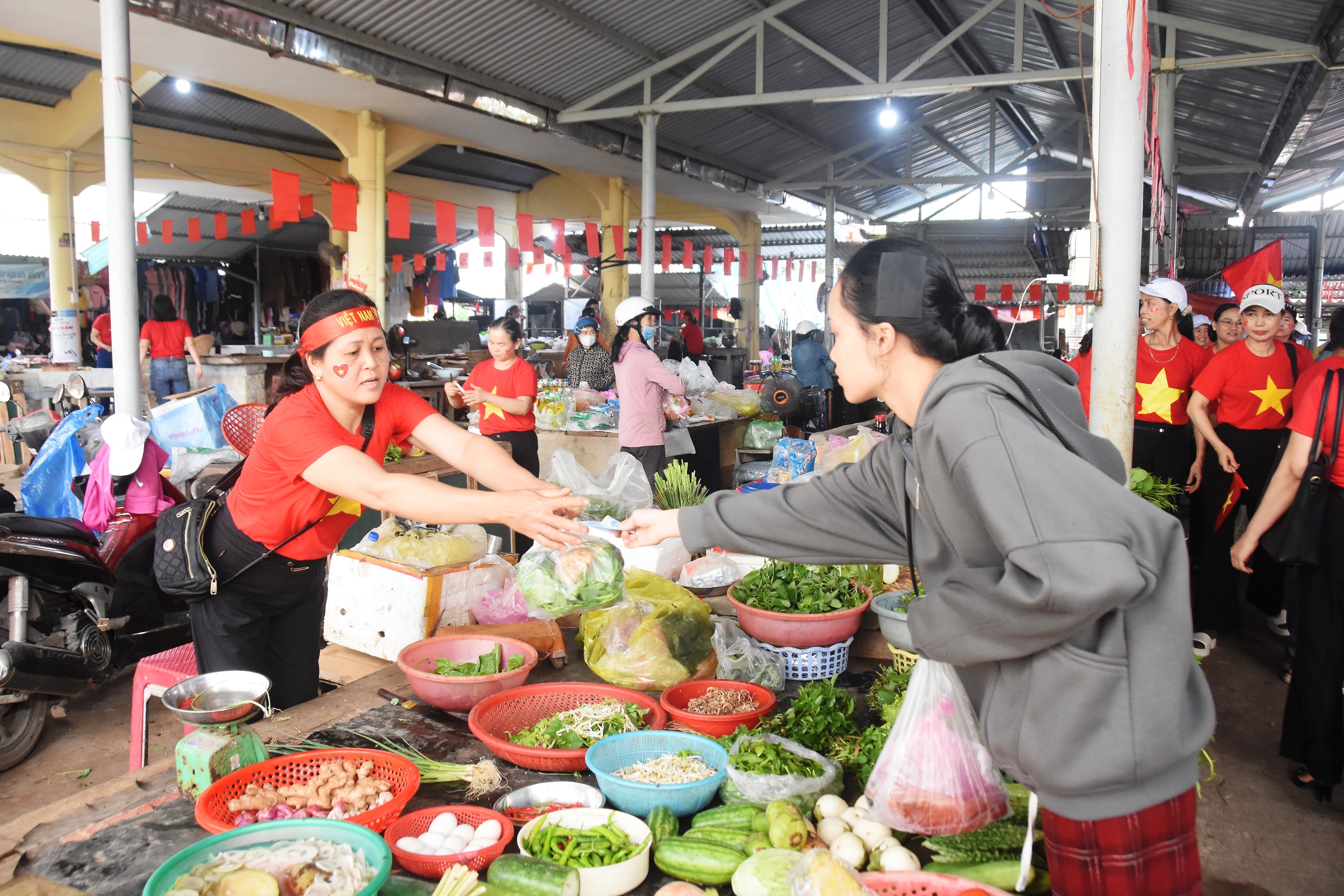 Hàng trăm tiểu thương chợ Lai Phước mặc áo đỏ sao vàng mừng ngày hội lớn của đất nước