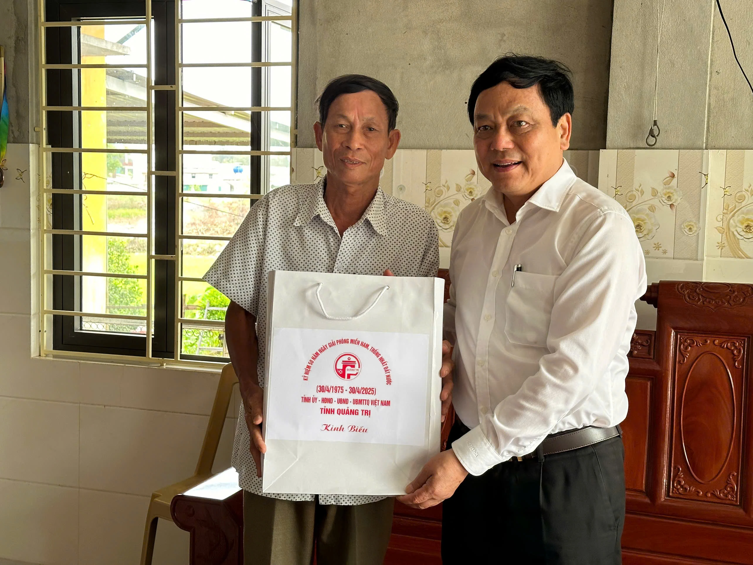 Phó Trưởng đoàn ĐBQH tỉnh Hoàng Đức Thắng thăm các gia đình chính sách