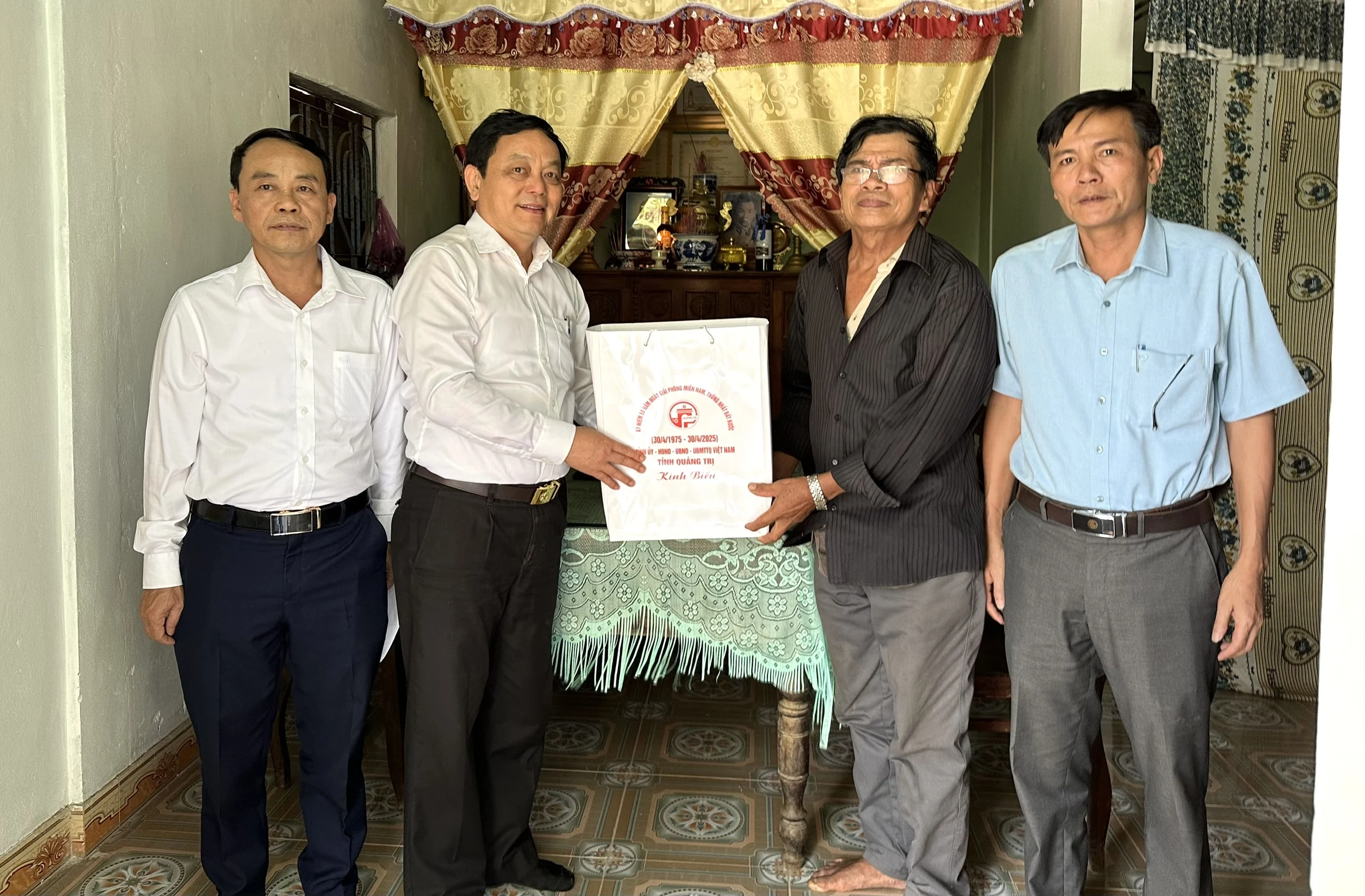 Phó Trưởng đoàn ĐBQH tỉnh Hoàng Đức Thắng thăm các gia đình chính sách