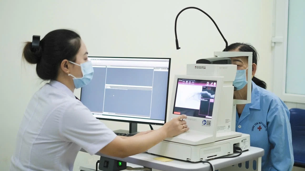 Ứng dụng công nghệ cao trong chẩn đoán và điều trị đục thủy tinh thể