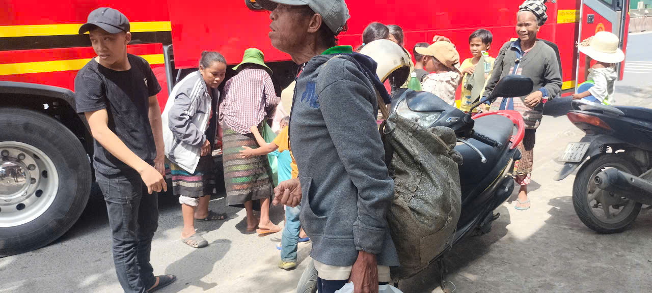 Vận động, đưa 18 người Lào lang thang ăn xin ở thị xã Quảng Trị về quê