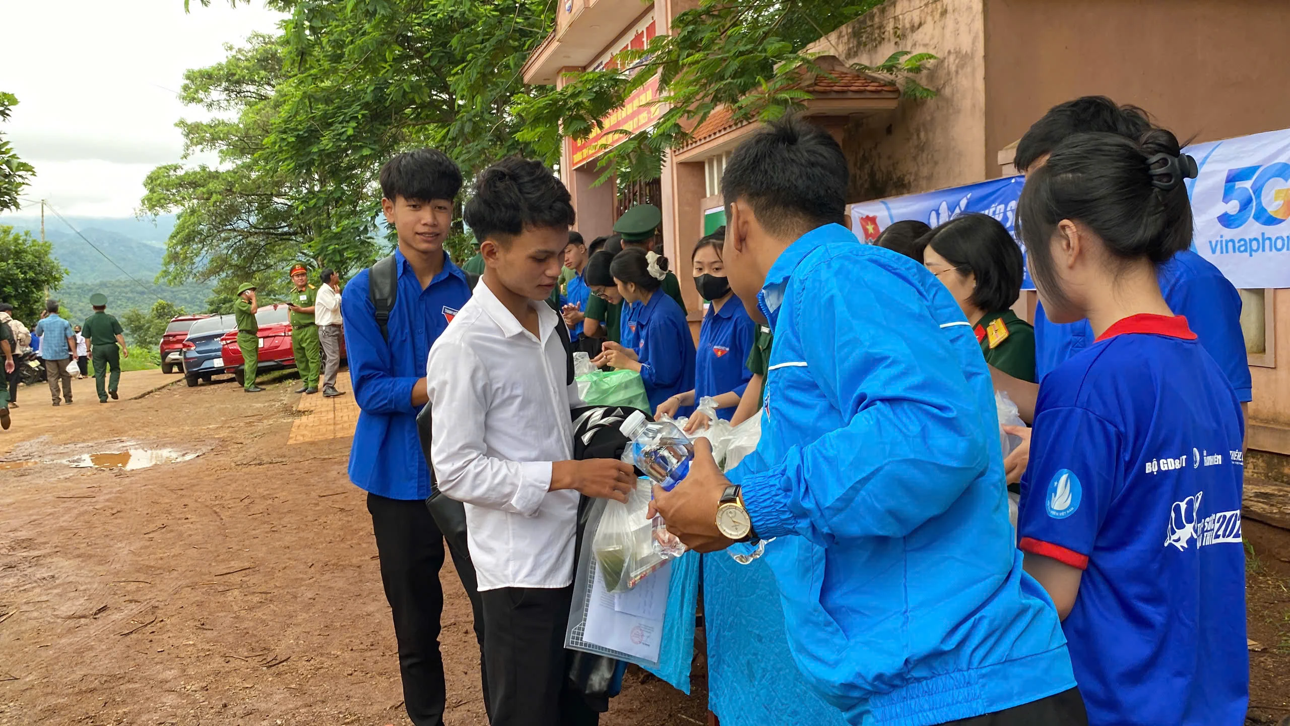 Hỗ trợ hàng trăm suất cơm cho thí sinh vùng núi thi tốt nghiệp THPT 2025